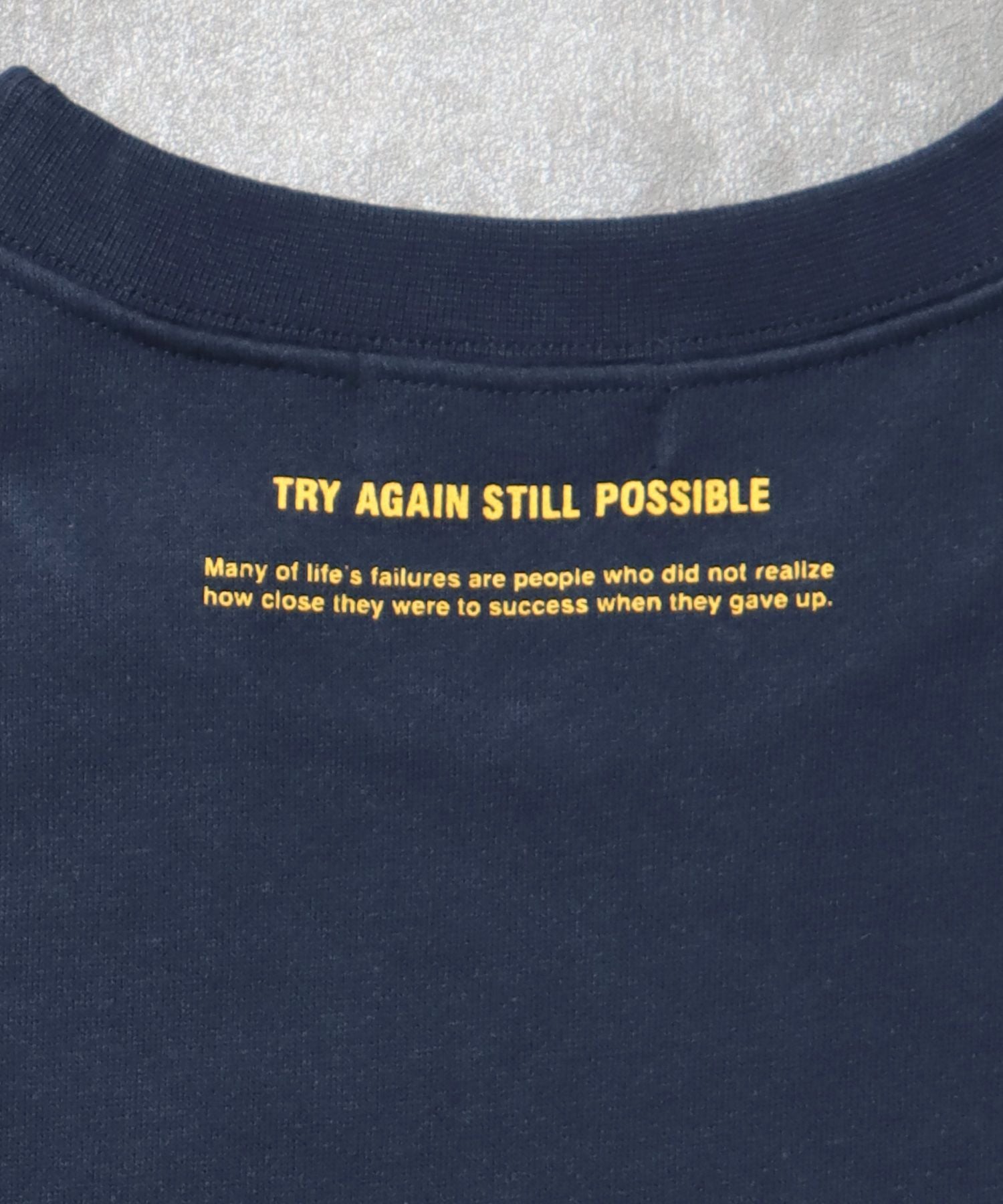 ヘビーウエイトぼかしメッセージロゴスウェット / 裏起毛 スウェット クルーネック プリント ネイビー