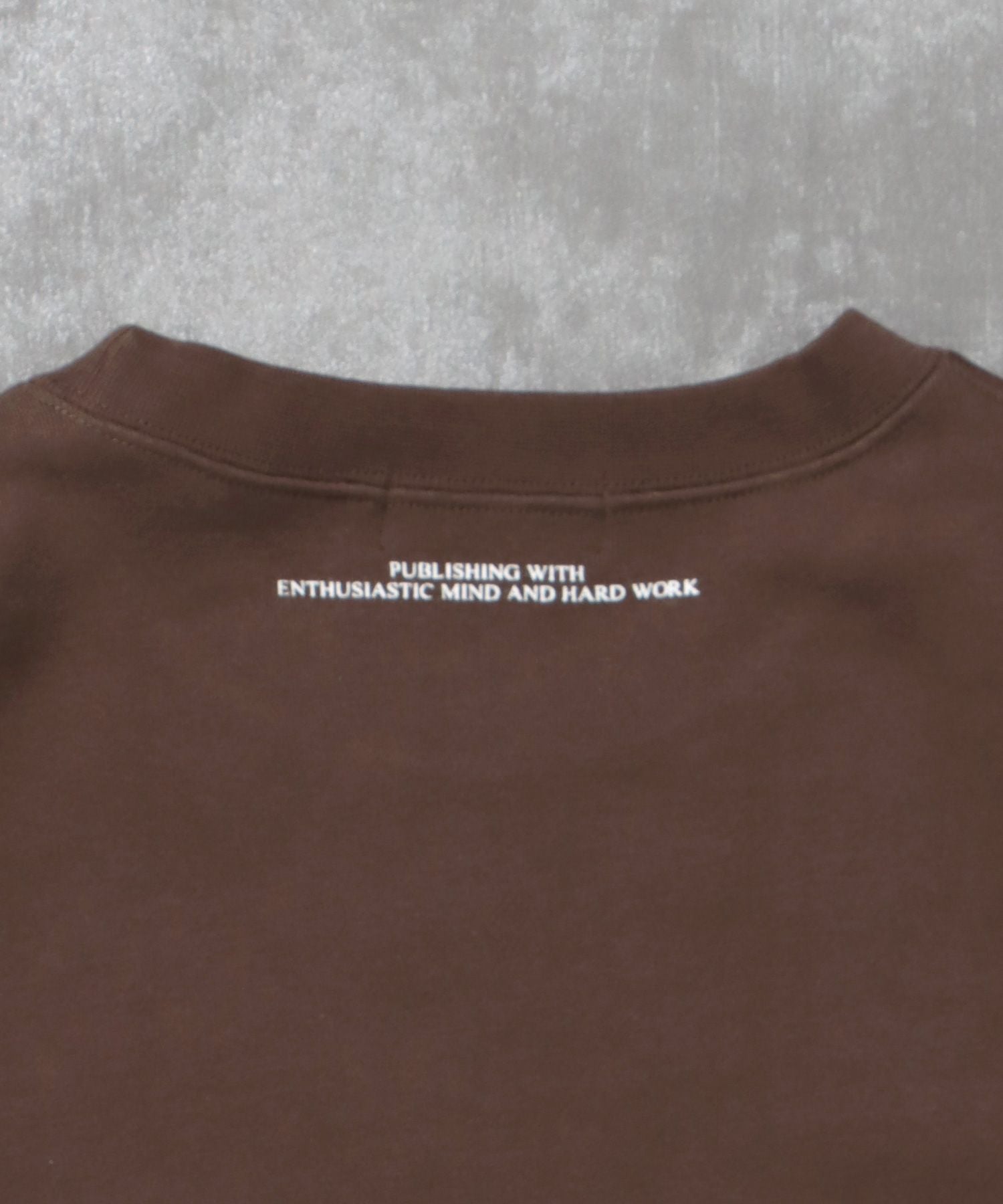 ヘビーウエイトサークルロゴスウェット / 裏起毛 スウェット クルーネック ワンポイント プリント ブラウン