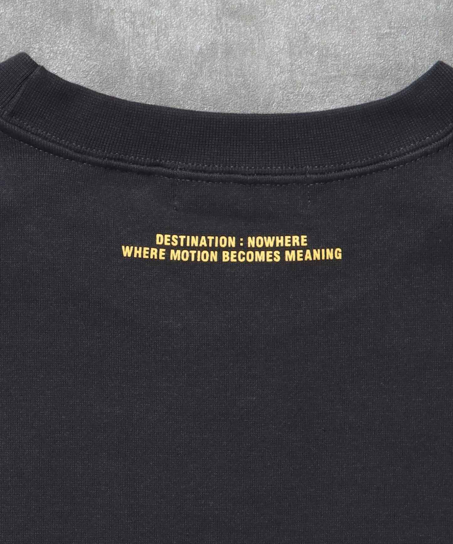 ヘビーウエイトフライトメッセージロゴスウェット / 裏起毛 スウェット クルーネック ワンポイント プリント チャコール