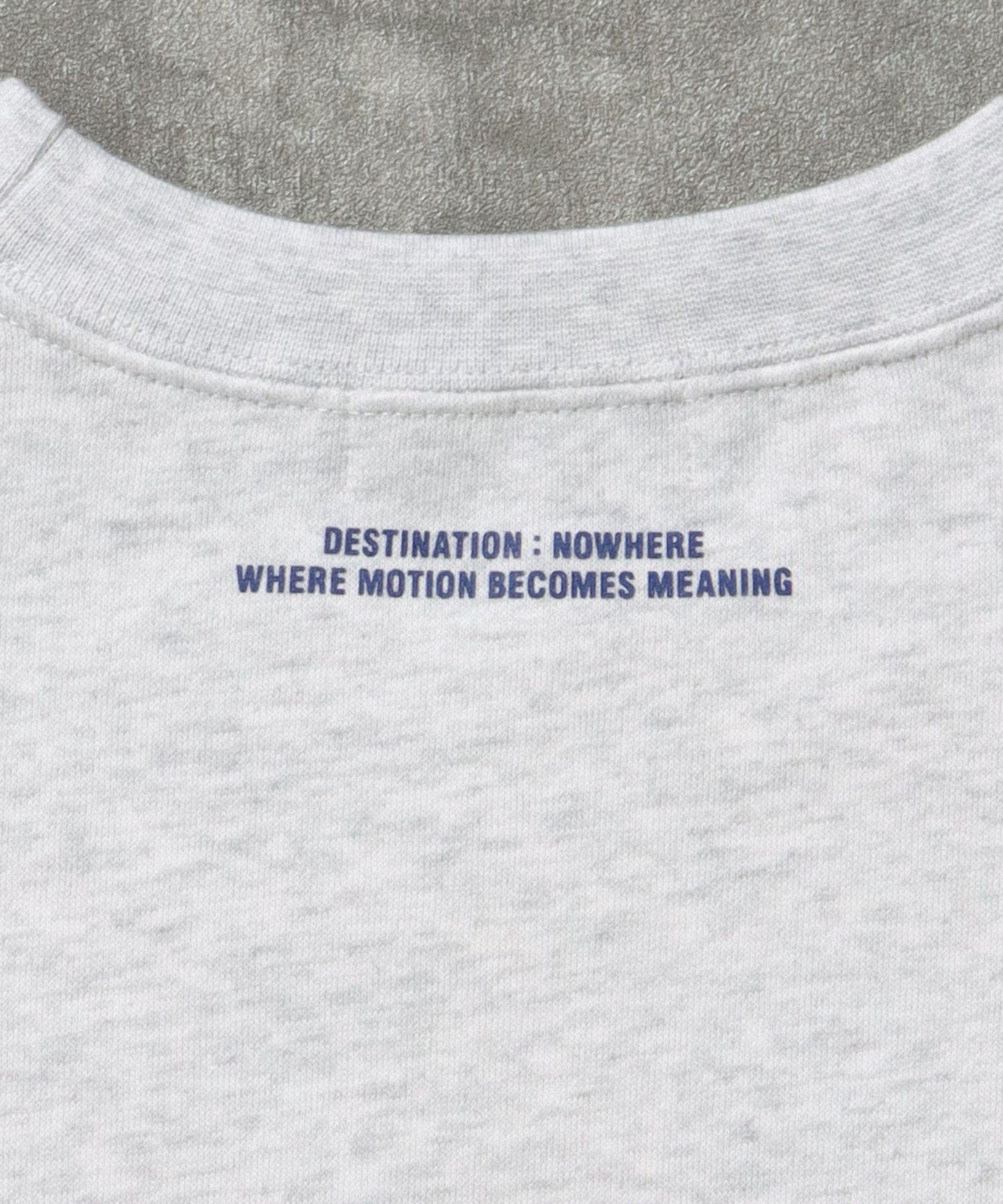 ヘビーウエイトフライトメッセージロゴスウェット / 裏起毛 スウェット クルーネック ワンポイント プリント アッシュグレー