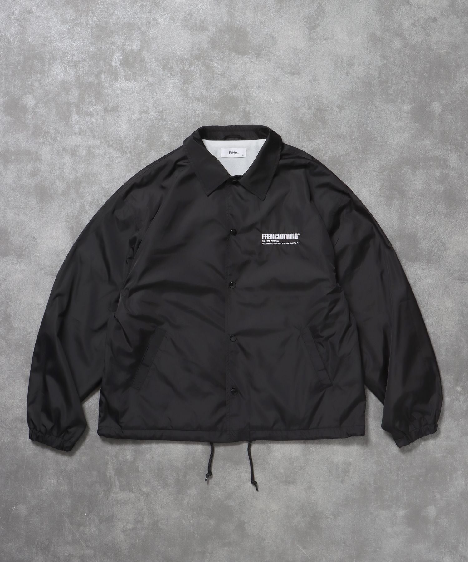 【FFEIN(フェイン)】ナイロンロゴコーチジャケット / コーチ ジャケット ロゴ ボタン プリント フリース ブラック