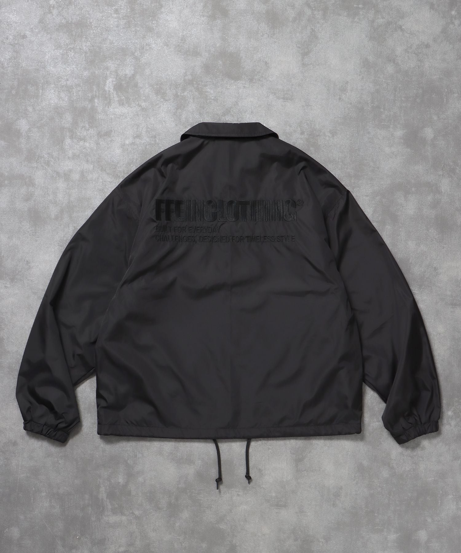 【FFEIN(フェイン)】ナイロンロゴコーチジャケット / コーチ ジャケット ロゴ ボタン プリント フリース ブラック
