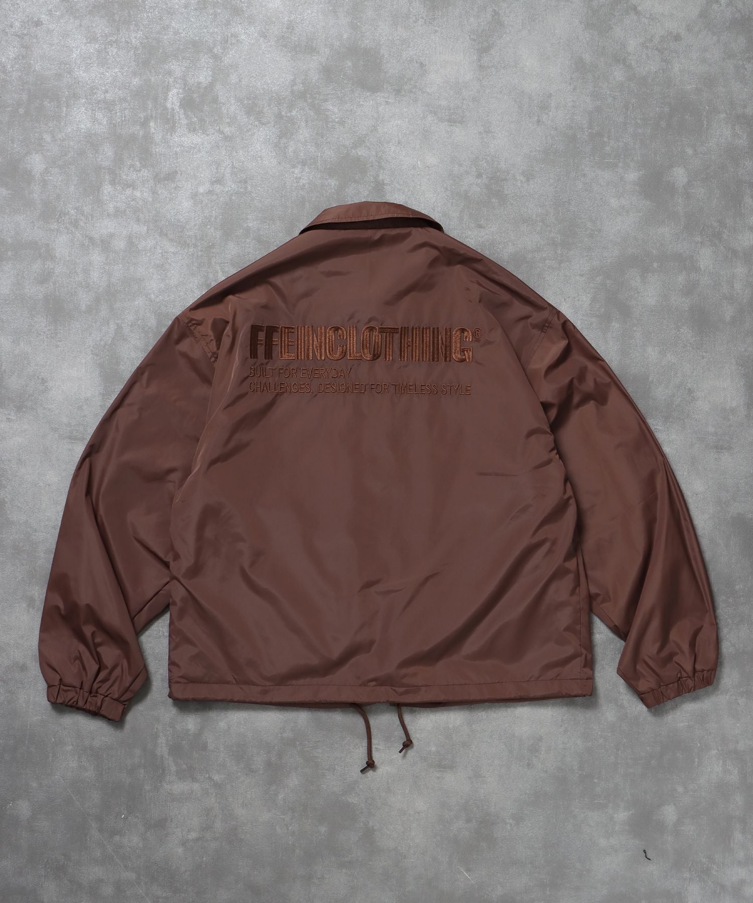 【FFEIN(フェイン)】ナイロンロゴコーチジャケット / コーチ ジャケット ロゴ ボタン プリント フリース ブラウン