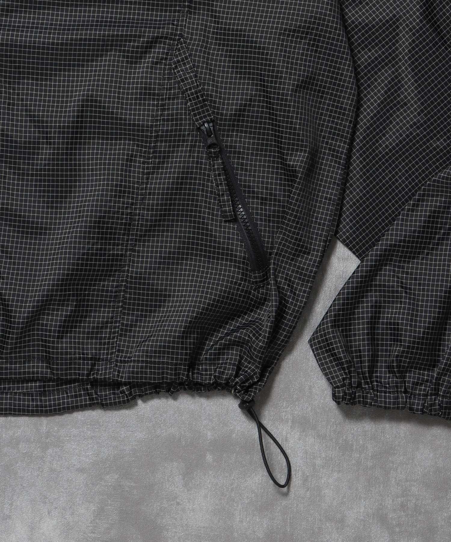 ワンポイントロゴスポーツナイロンフーディ / ナイロン ジャケット ワンポイント ジップ プリント ドローコード ブラック