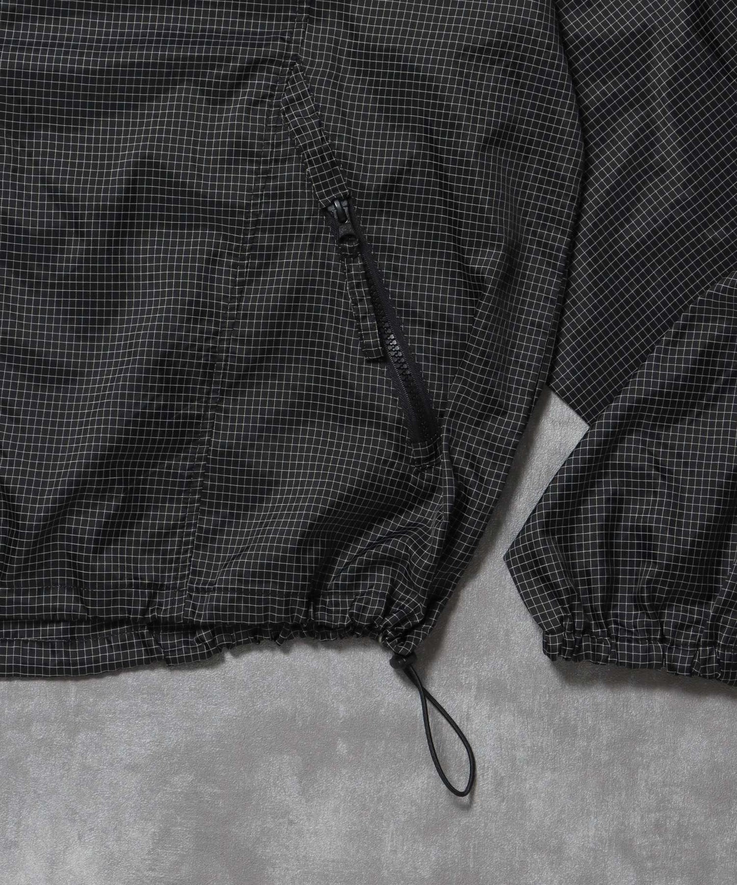 ワンポイントロゴスポーツナイロンフーディ / ナイロン ジャケット ワンポイント ジップ プリント ドローコード ブラック