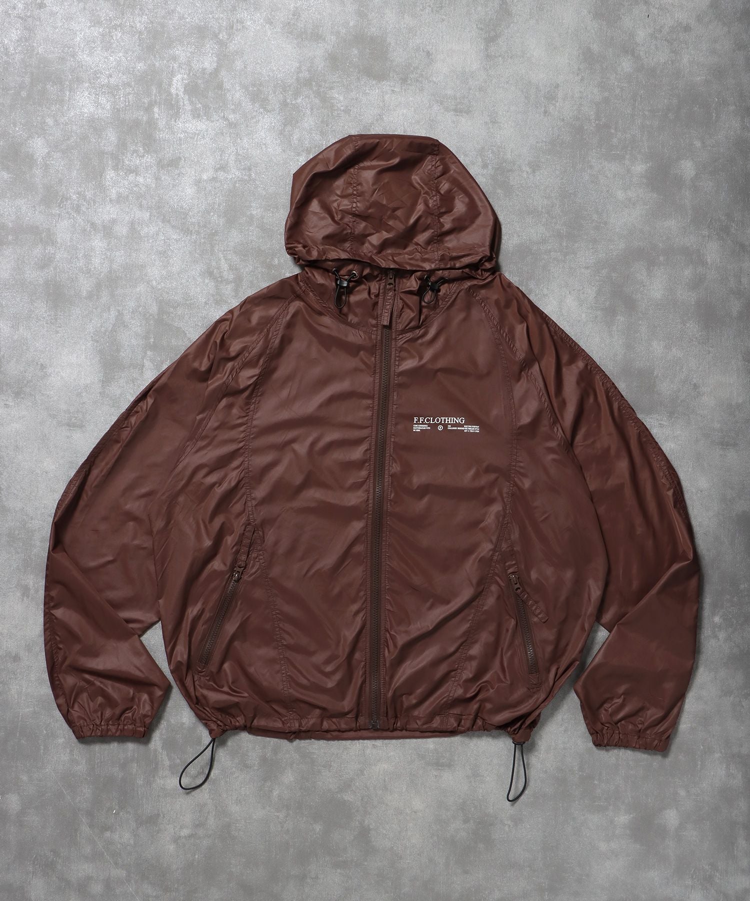 【FFEIN(フェイン)】ワンポイントロゴスポーツナイロンフーディ / ナイロン ジャケット ワンポイント ジップ プリント ドローコード ブラウン
