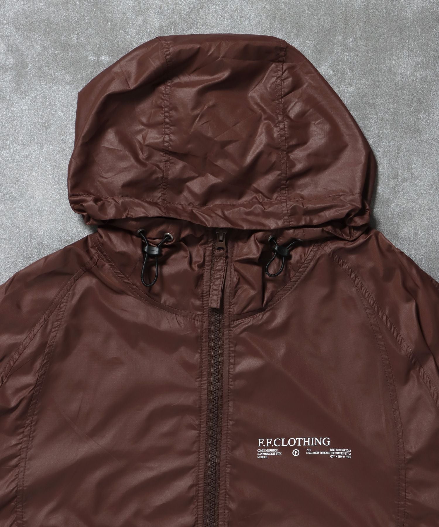 ワンポイントロゴスポーツナイロンフーディ / ナイロン ジャケット ワンポイント ジップ プリント ドローコード ブラウン