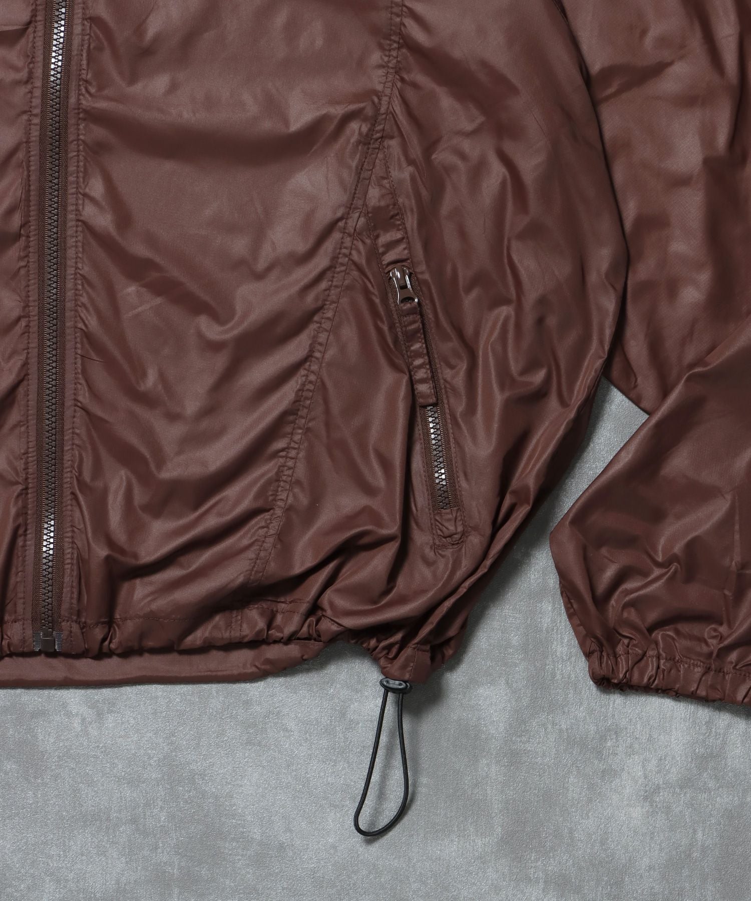 ワンポイントロゴスポーツナイロンフーディ / ナイロン ジャケット ワンポイント ジップ プリント ドローコード ブラウン