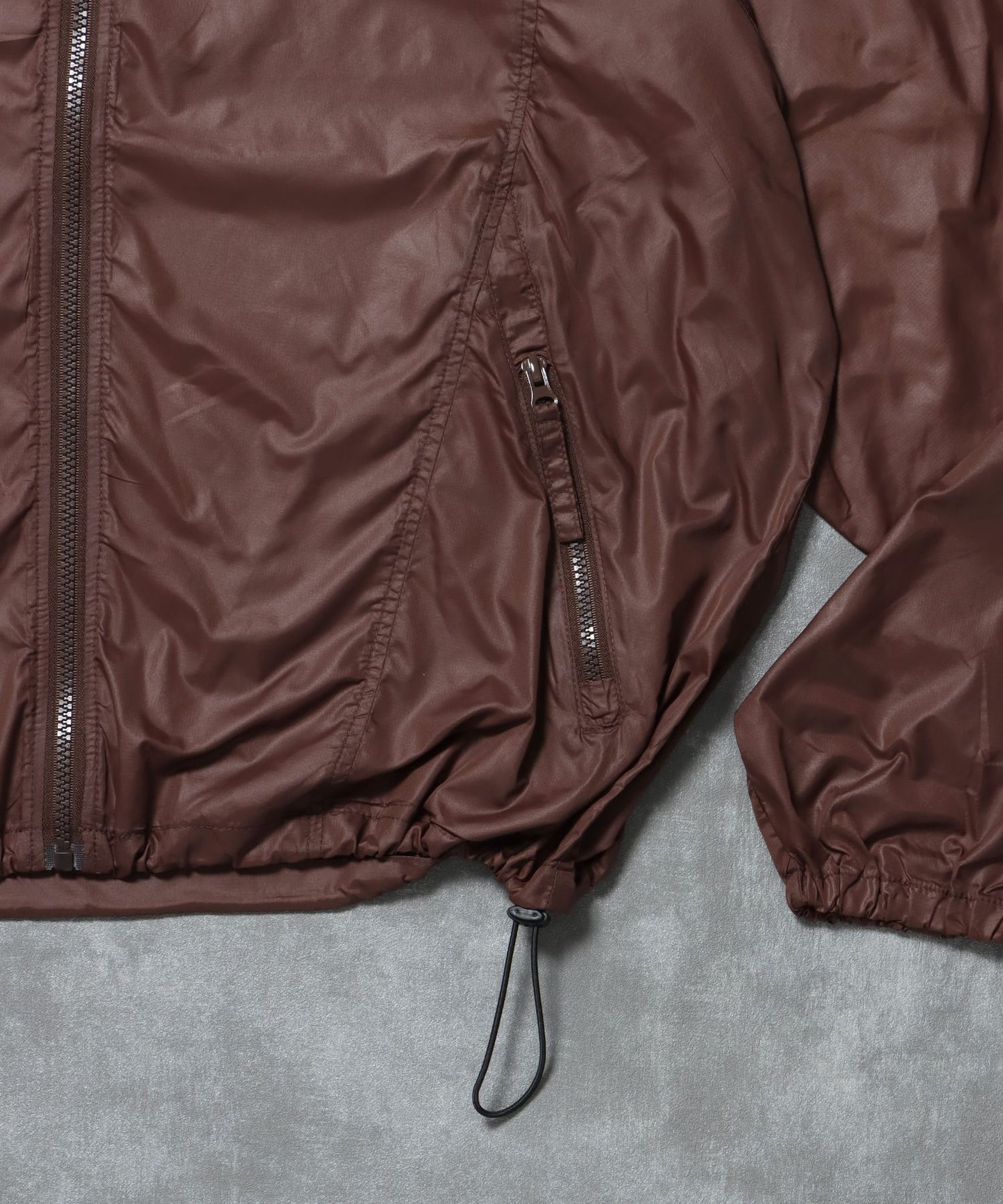 ワンポイントロゴスポーツナイロンフーディ / ナイロン ジャケット ワンポイント ジップ プリント ドローコード ブラウン