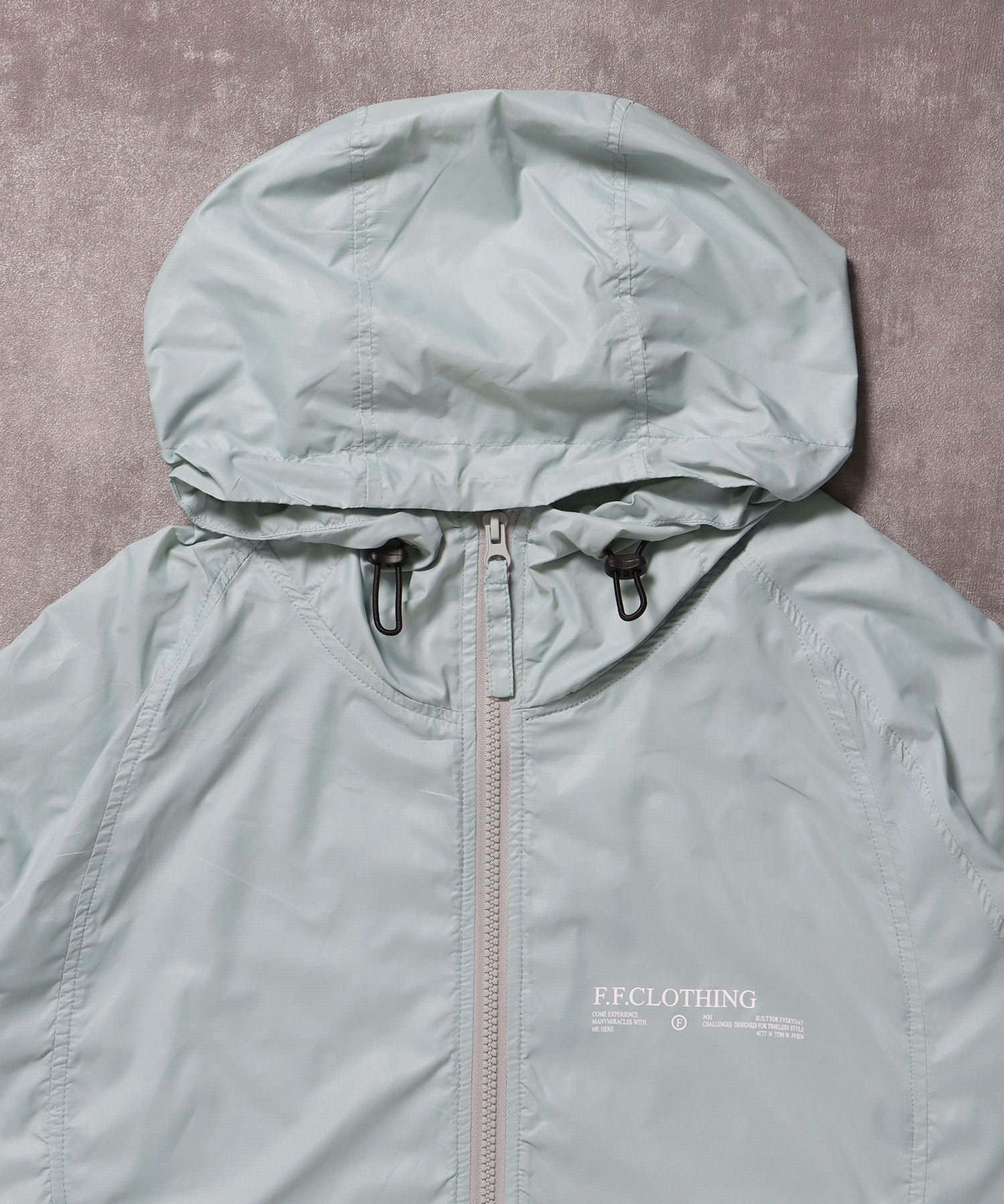 ワンポイントロゴスポーツナイロンフーディ / ナイロン ジャケット ワンポイント ジップ プリント ドローコード サックスブルー