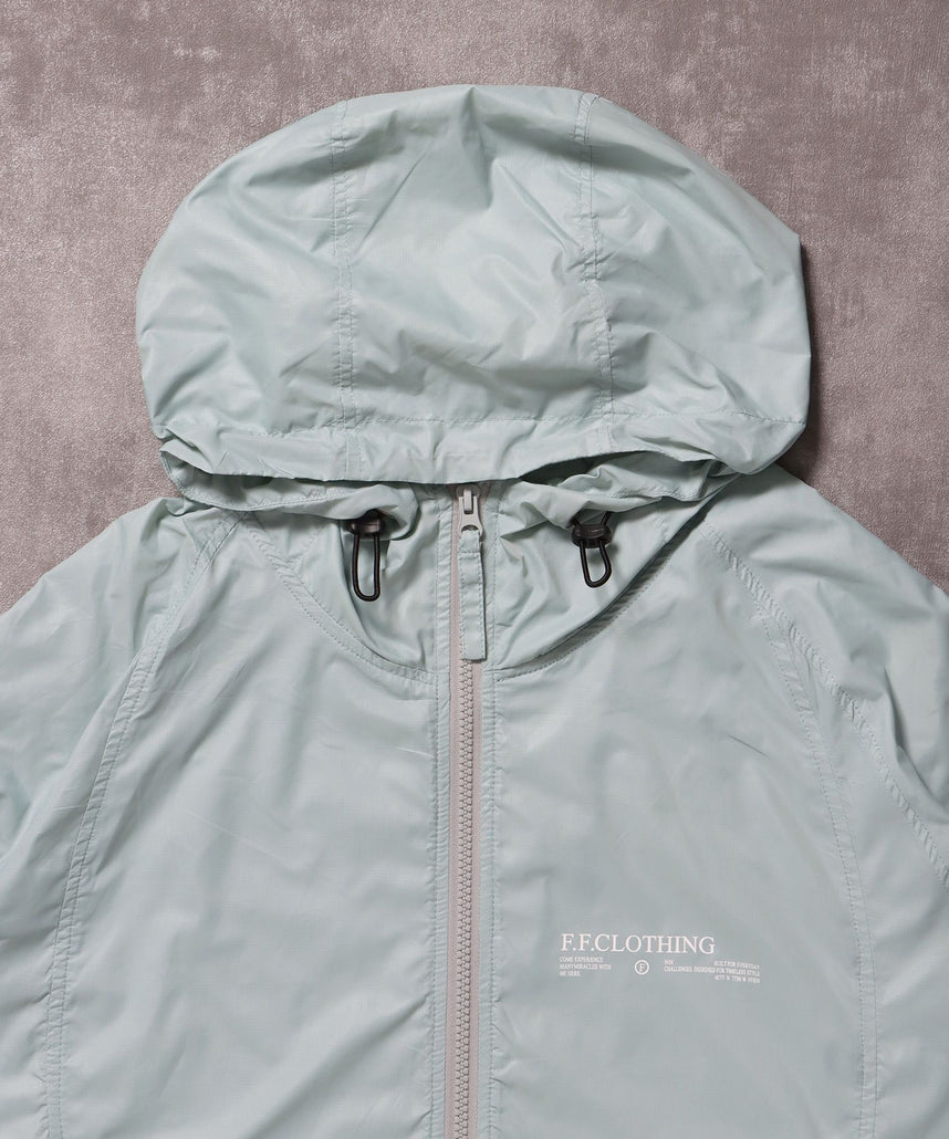 ワンポイントロゴスポーツナイロンフーディ / ナイロン ジャケット ワンポイント ジップ プリント ドローコード サックスブルー