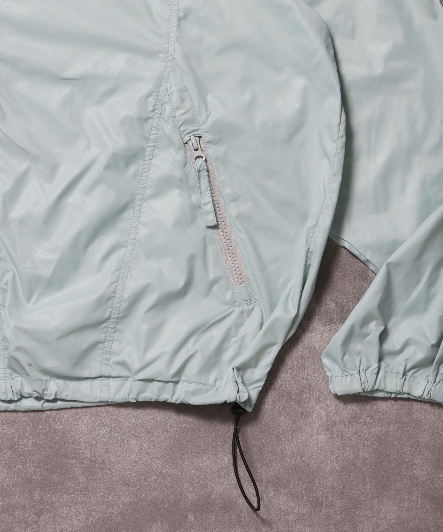 ワンポイントロゴスポーツナイロンフーディ / ナイロン ジャケット ワンポイント ジップ プリント ドローコード サックスブルー