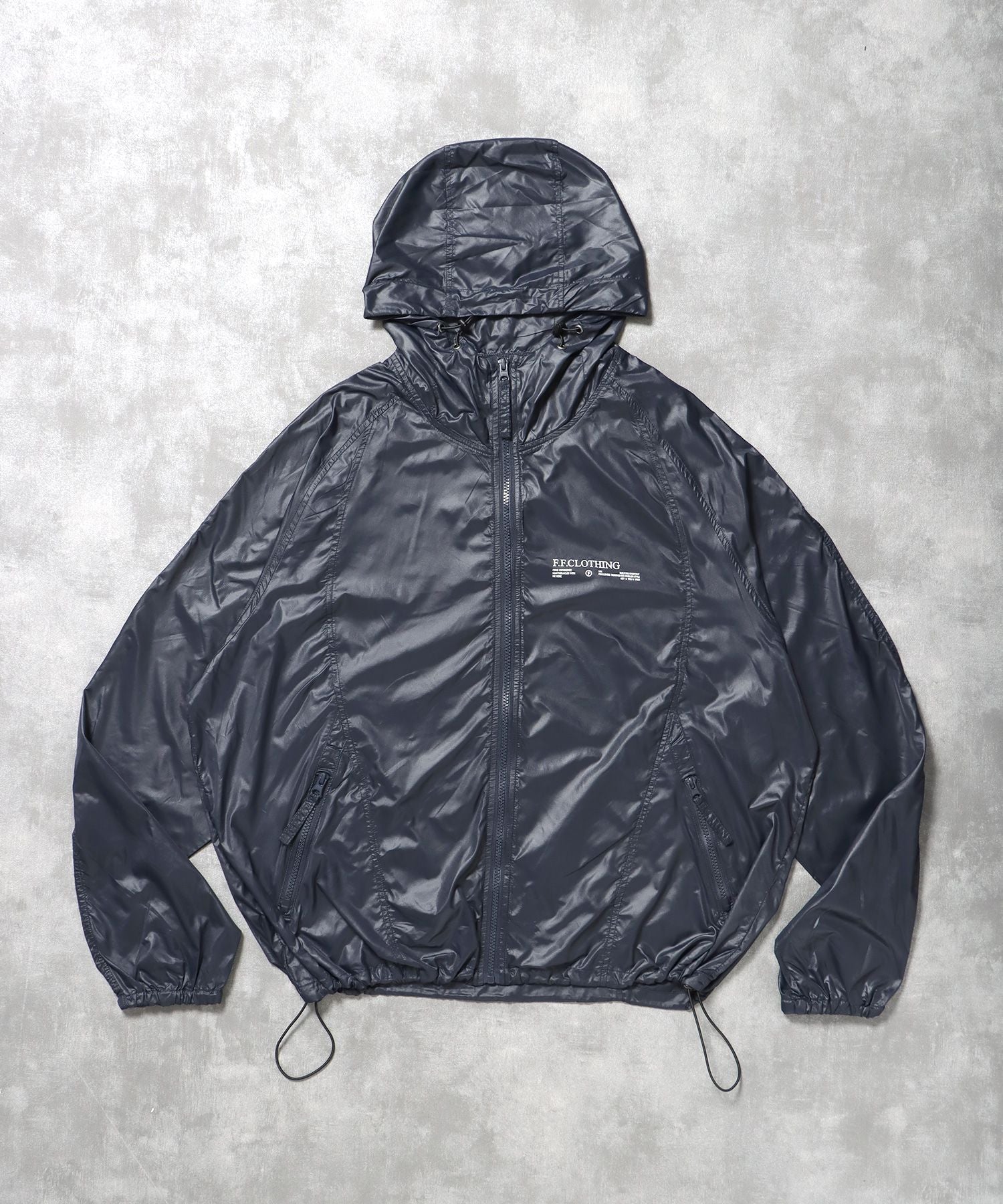 【FFEIN(フェイン)】ワンポイントロゴスポーツナイロンフーディ / ナイロン ジャケット ワンポイント ジップ プリント ドローコード ダークネイビー