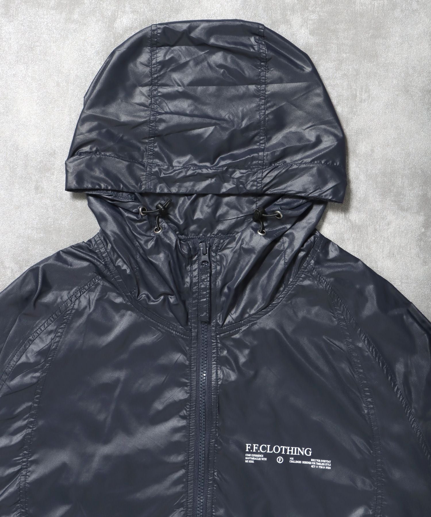 ワンポイントロゴスポーツナイロンフーディ / ナイロン ジャケット ワンポイント ジップ プリント ドローコード ダークネイビー