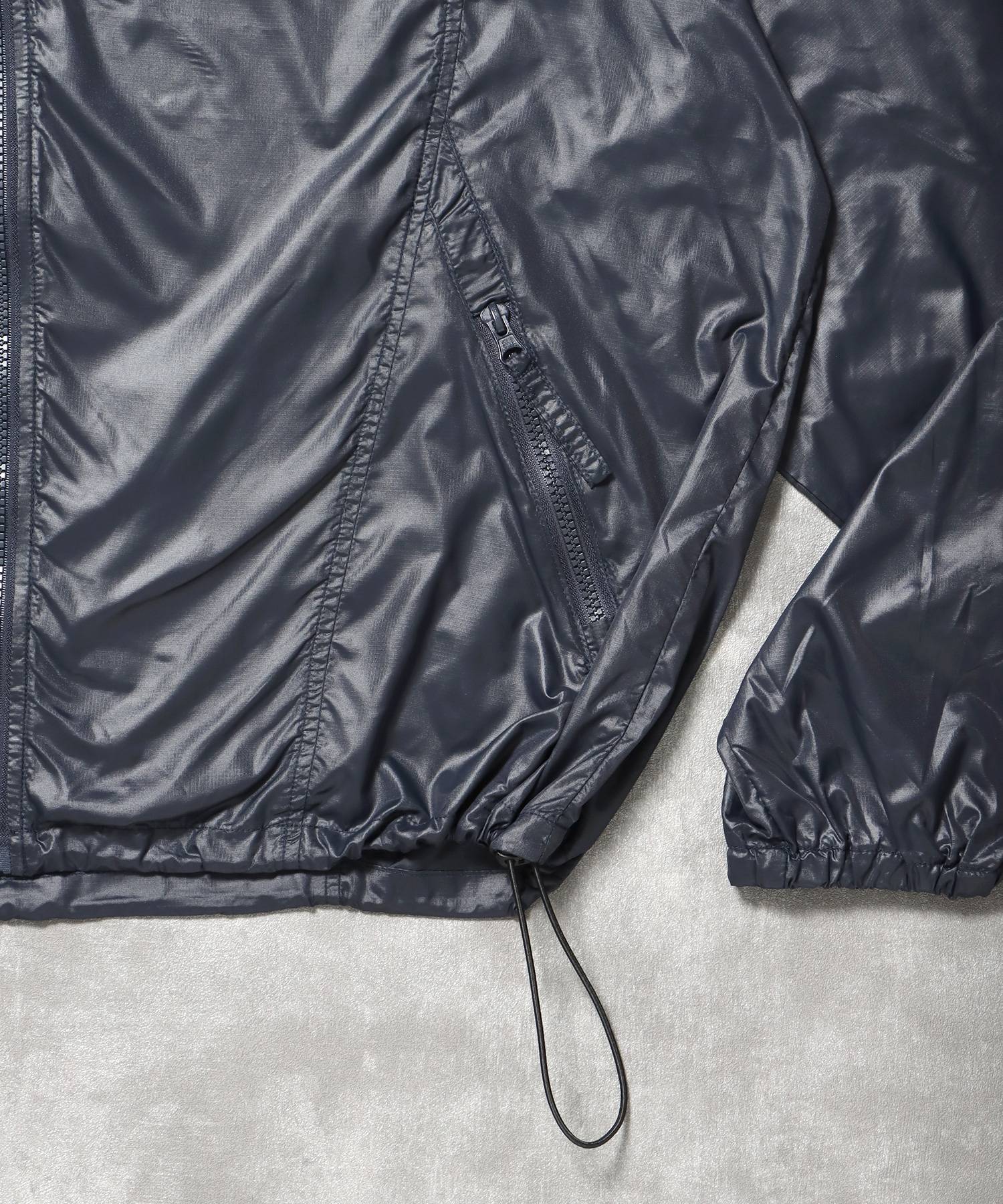 ワンポイントロゴスポーツナイロンフーディ / ナイロン ジャケット ワンポイント ジップ プリント ドローコード ダークネイビー