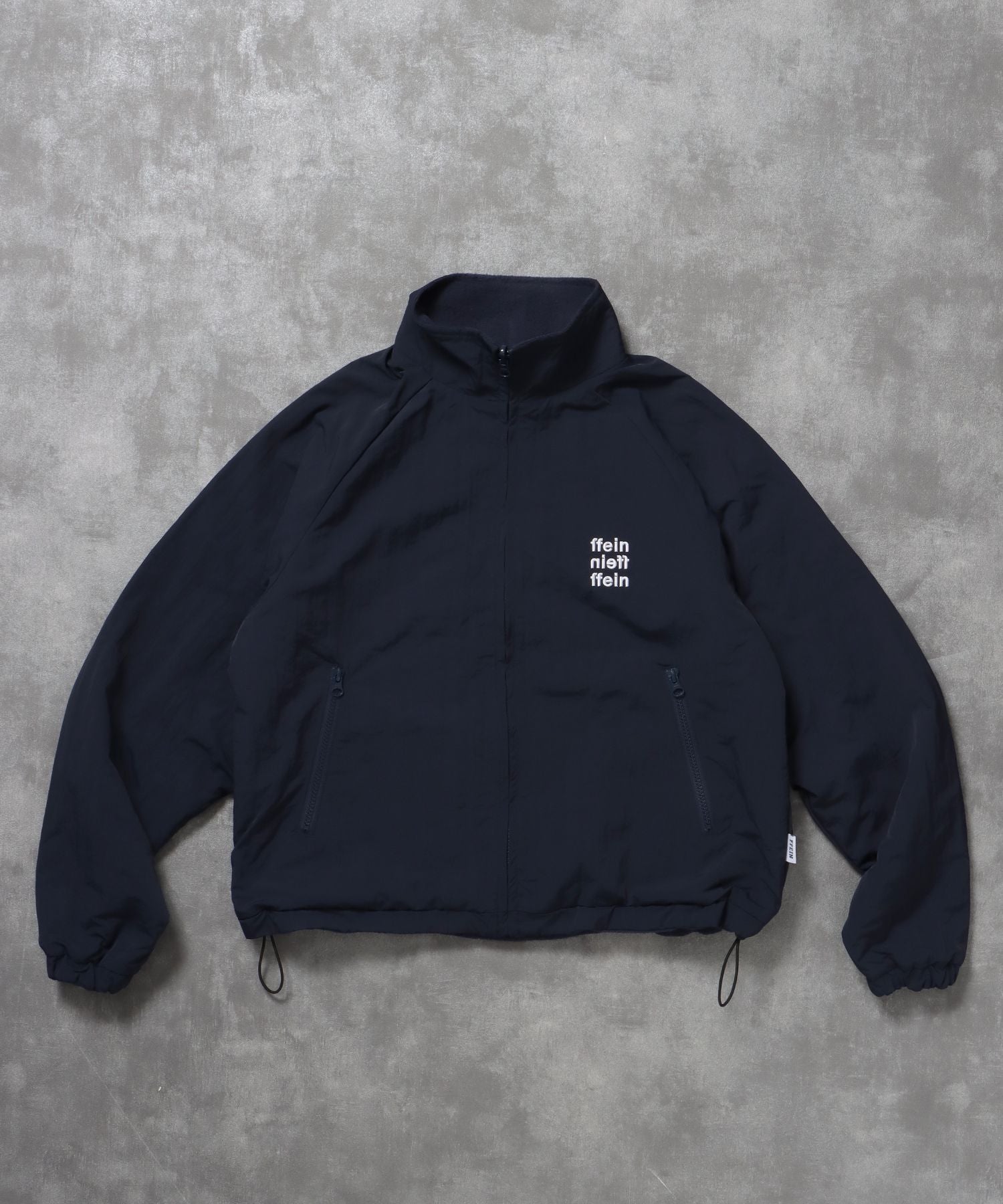 【FFEIN(フェイン)】リバーシブルナイロンジャケット / 2WAY リバーシブル ジャケット ナイロン フリース 刺繍 ドローコード ネイビー (表)