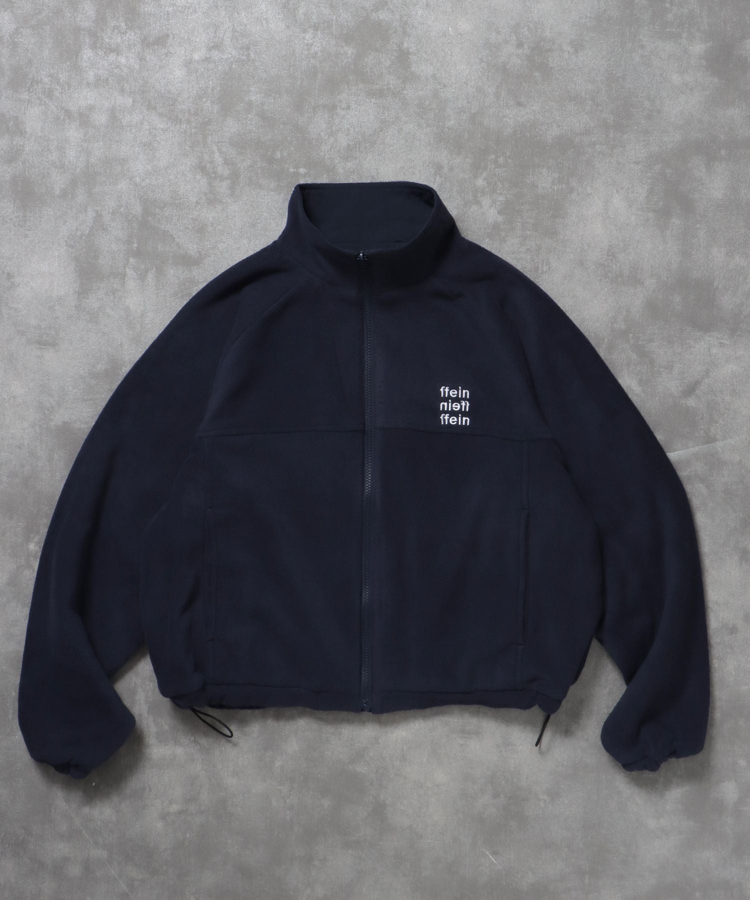 【FFEIN(フェイン)】リバーシブルナイロンジャケット / 2WAY リバーシブル ジャケット ナイロン フリース 刺繍 ドローコード ネイビー (裏)