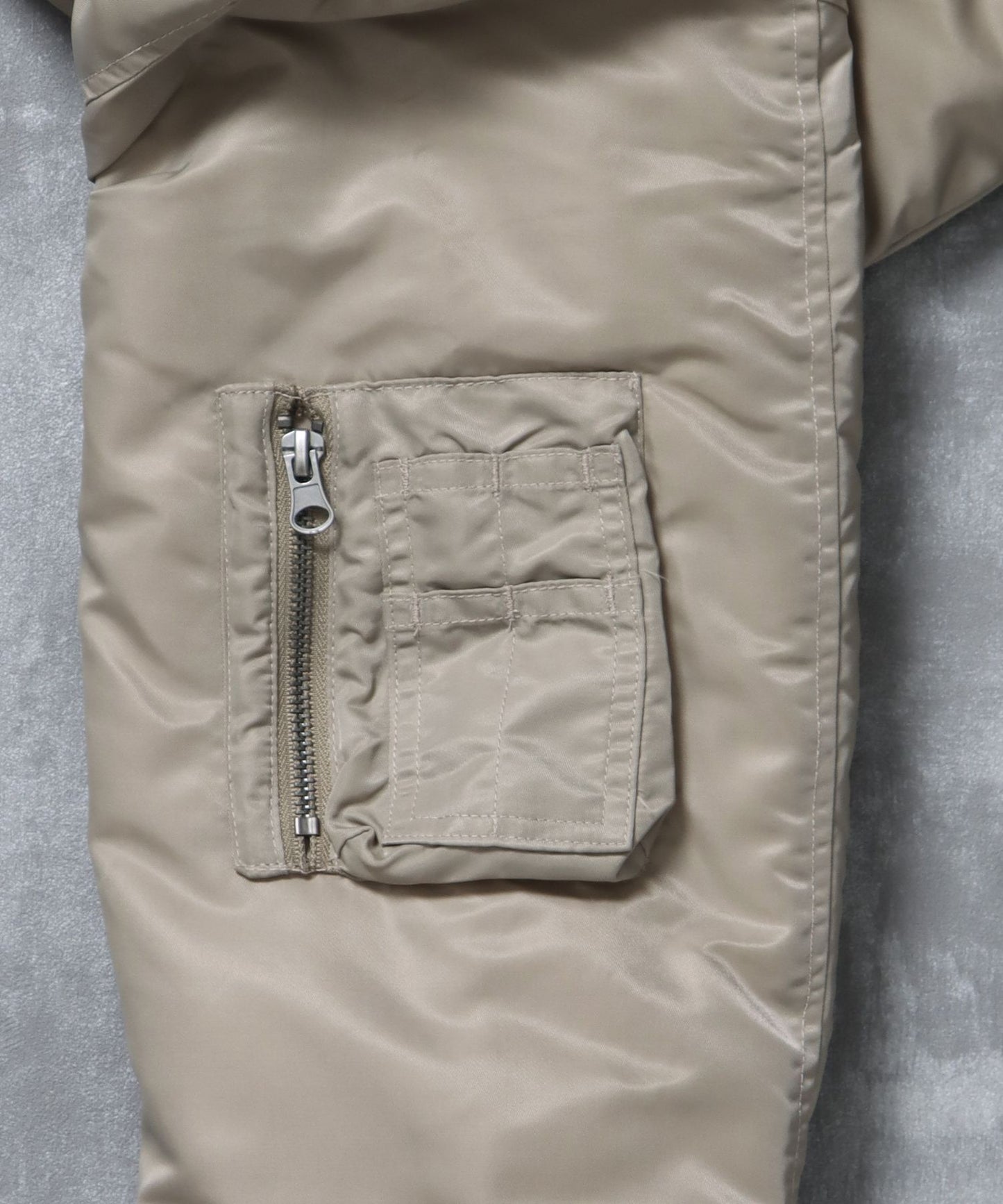 レザーパッチMA-1加工 / MA-1 ジャケット レザーパッチ ミリタリー グレイッシュベージュ