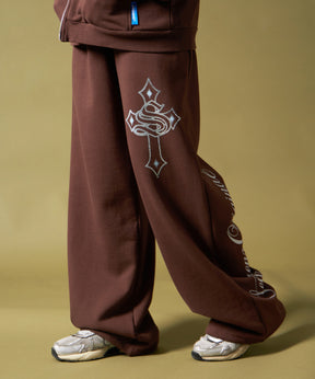 CROSS RHINE STONE SWEAT PANTS / ラインストーン クロス スウェットパンツ ドローコード 裏起毛 【セットアップ】 モカ