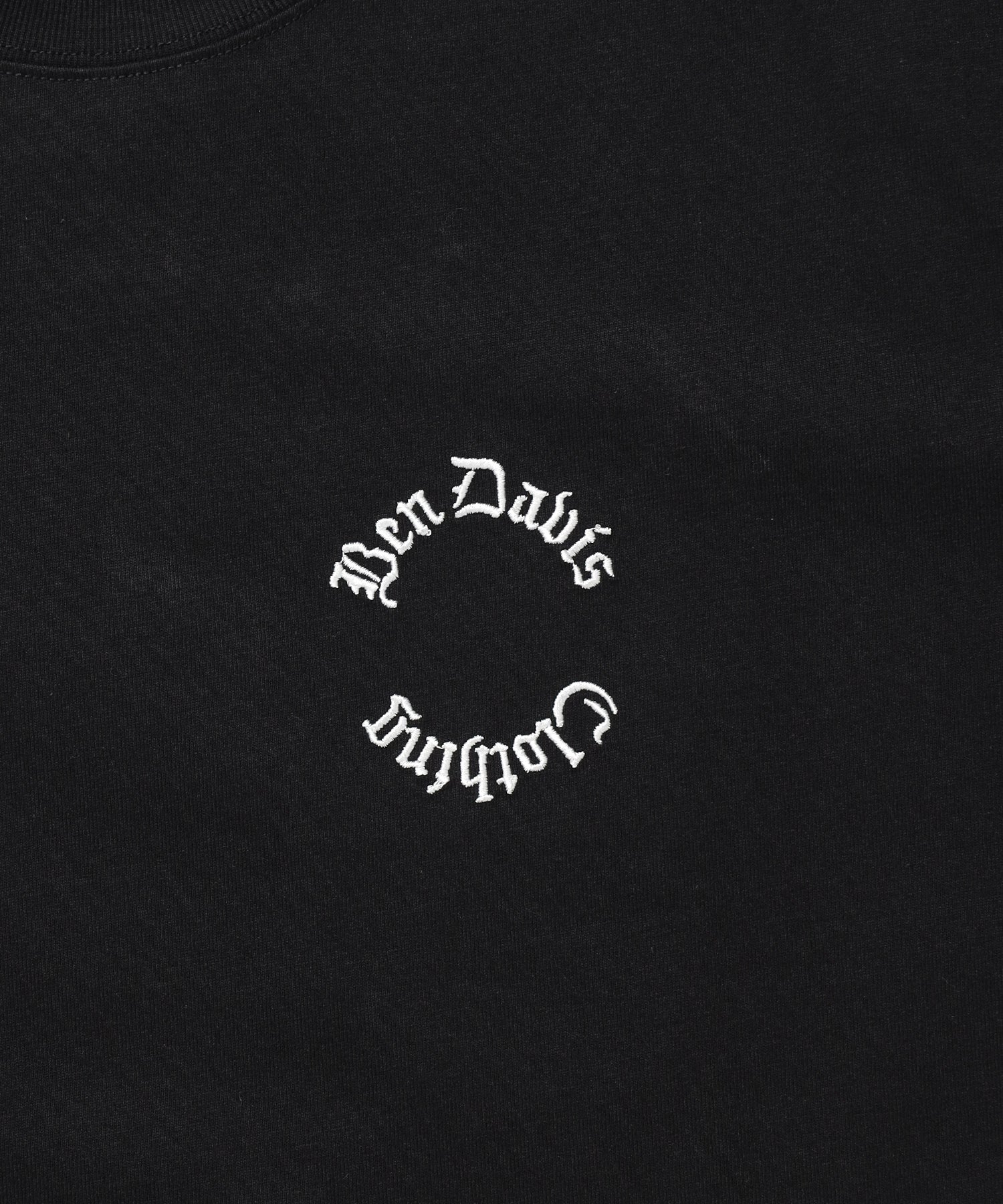OLD ENGLISH EMB TEE / Tシャツ 半袖 クルーネック 刺繍 ワンポイント ユニセックス オーバーサイズ ブラック