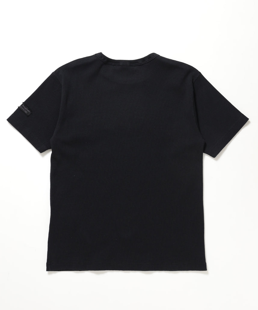 LETTERED RIB TEE / Tシャツ 半袖 クルーネック 刺繍 ワッペン ワンポイント ユニセックス ピス ブラック
