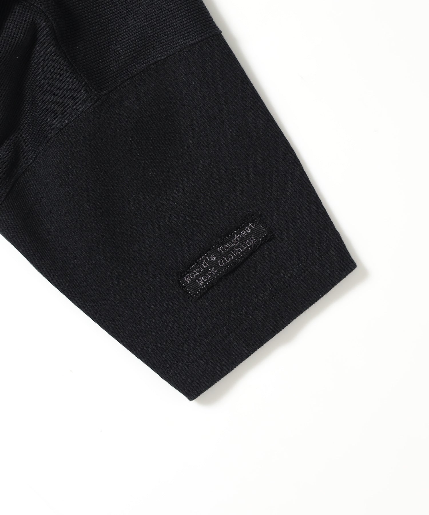 LETTERED RIB TEE / Tシャツ 半袖 クルーネック 刺繍 ワッペン ワンポイント ユニセックス ピス ブラック