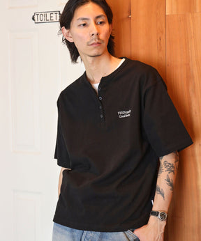 ワンポイント刺繍ロゴヘンリーネックショート丈Tシャツ/ Tシャツ ヘンリーネック 半袖 刺繍 ボタン ワンポイント シンプル 【短丈】
ブラック