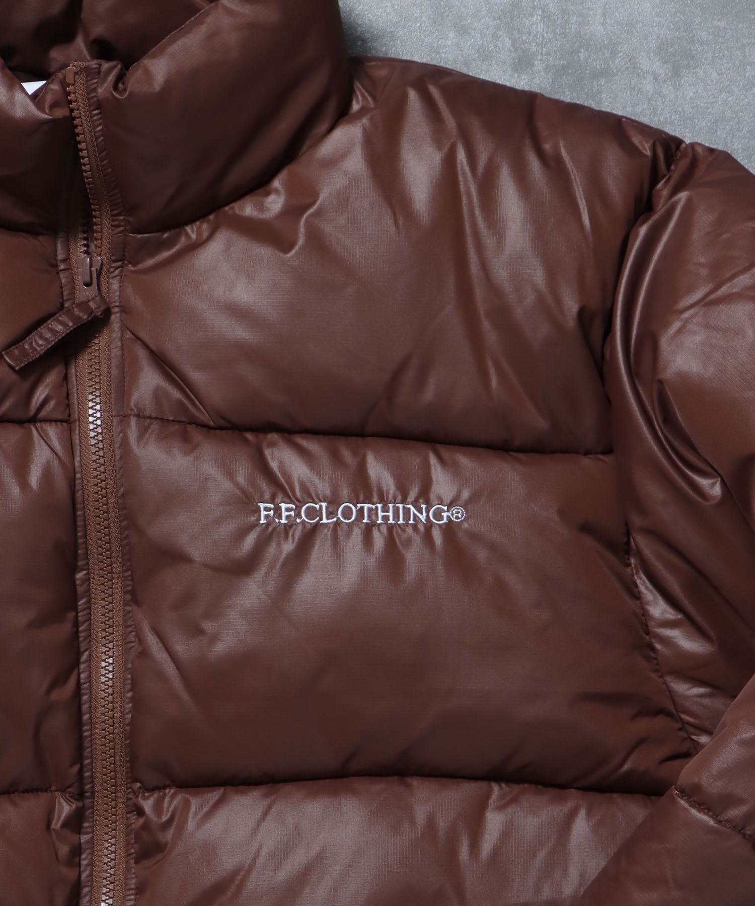 スタンドパファー中綿ダブルジップジャケット / ダウンライク ジャケット 刺繍 チェック 中綿 ドローコード ブラウン