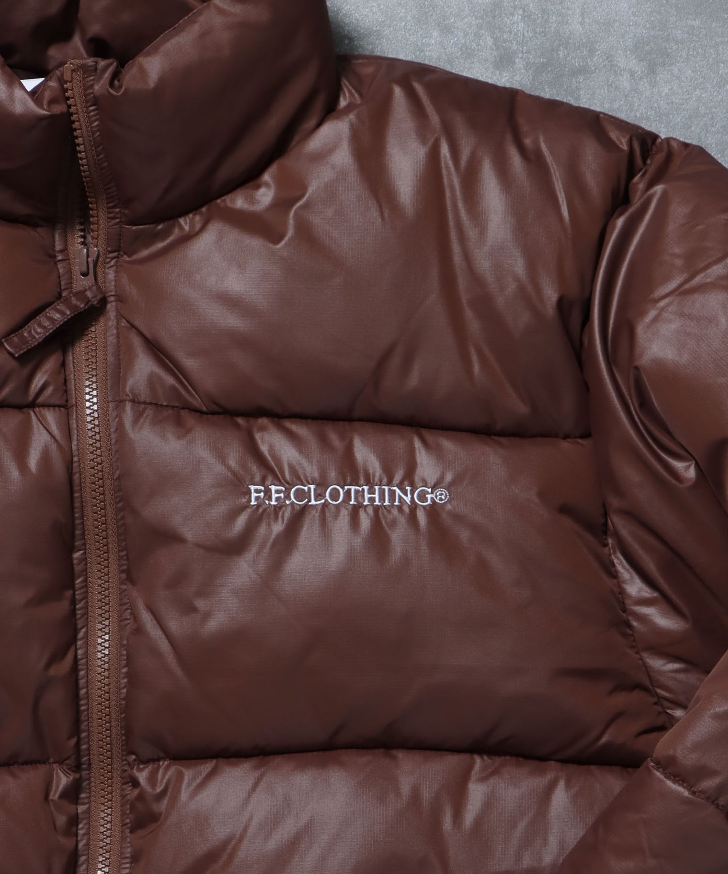 スタンドパファー中綿ダブルジップジャケット / ダウンライク ジャケット 刺繍 チェック 中綿 ドローコード ブラウン