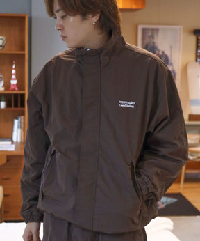 スタンドカラーナイロンジップアップジャケット / オーバージャケット フルジップ 刺繍 ワンポイント ノームコア ブラウン