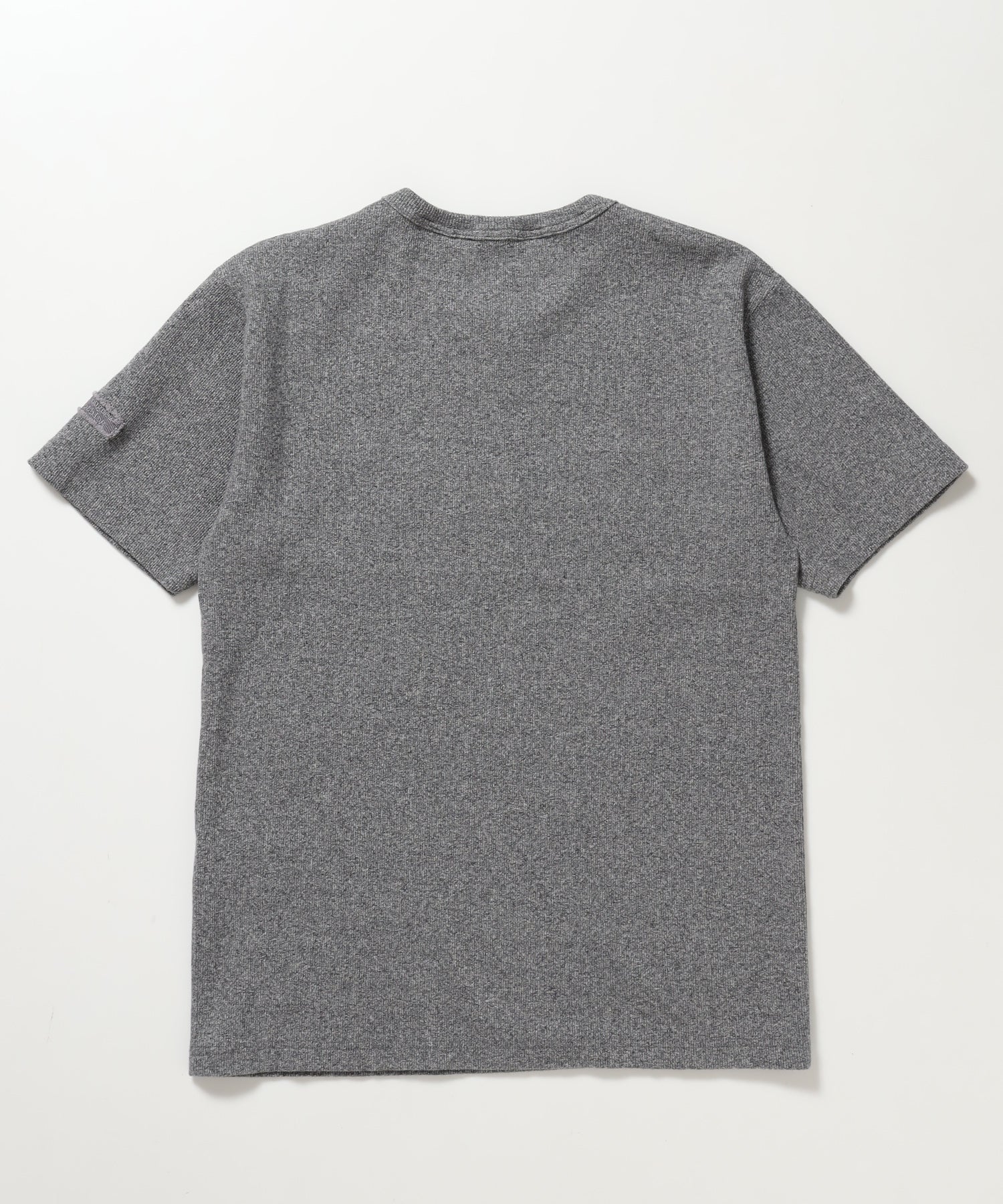 LETTERED RIB TEE / Tシャツ 半袖 クルーネック 刺繍 ワッペン ワンポイント ユニセックス ピス グレー