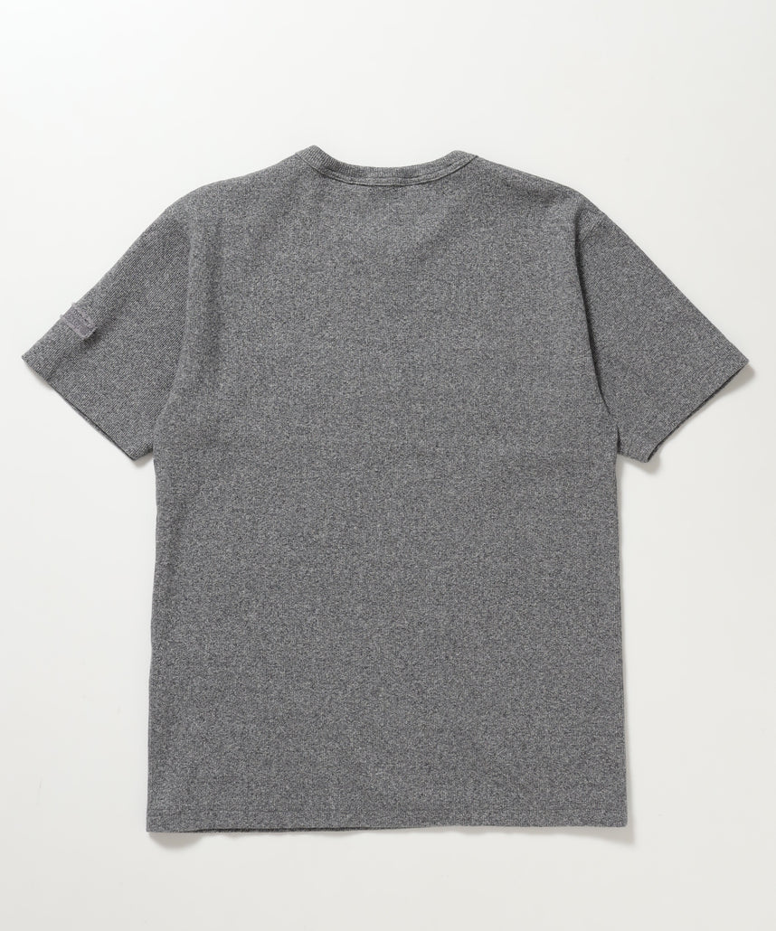 LETTERED RIB TEE / Tシャツ 半袖 クルーネック 刺繍 ワッペン ワンポイント ユニセックス ピス グレー