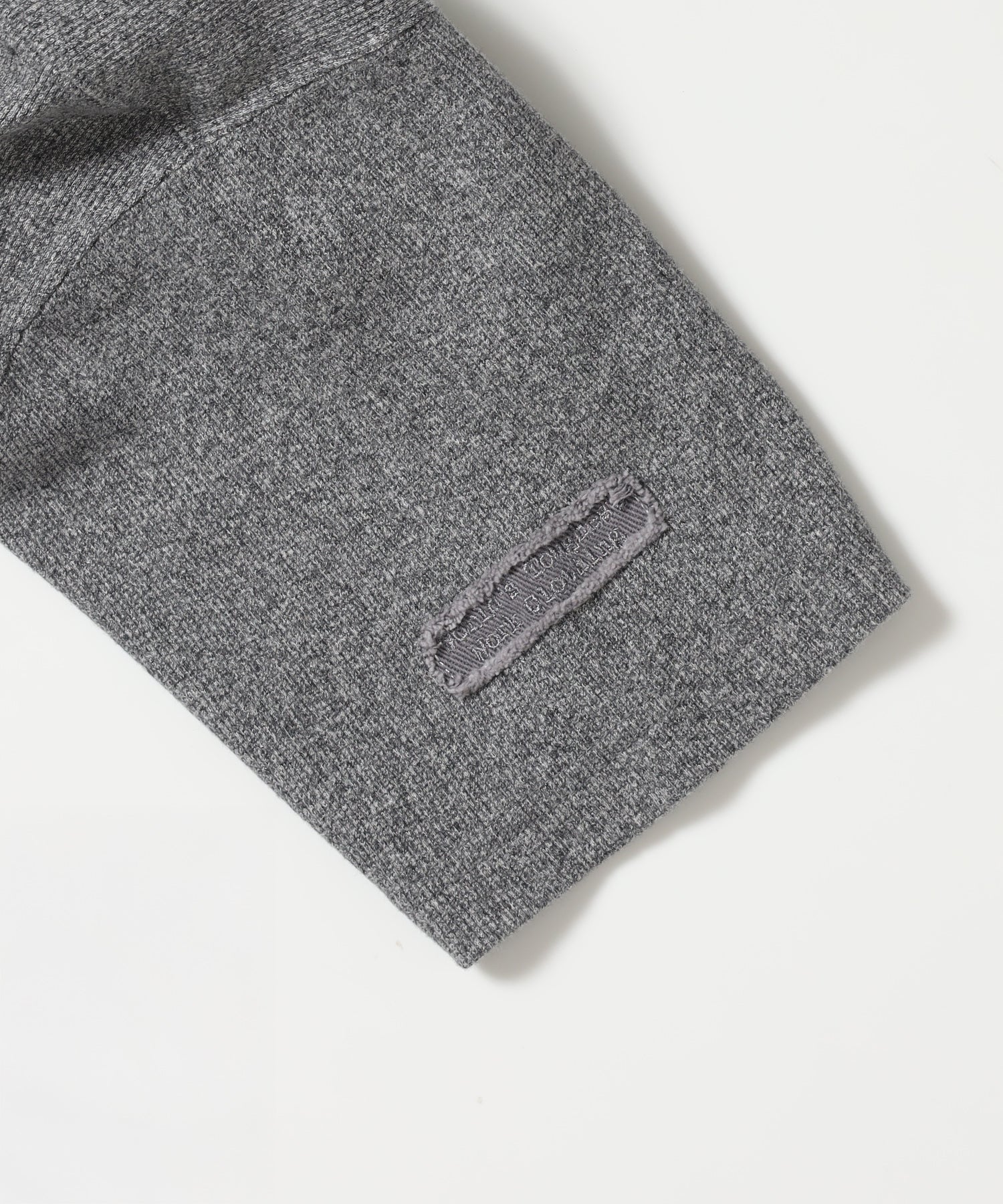 LETTERED RIB TEE / Tシャツ 半袖 クルーネック 刺繍 ワッペン ワンポイント ユニセックス ピス グレー
