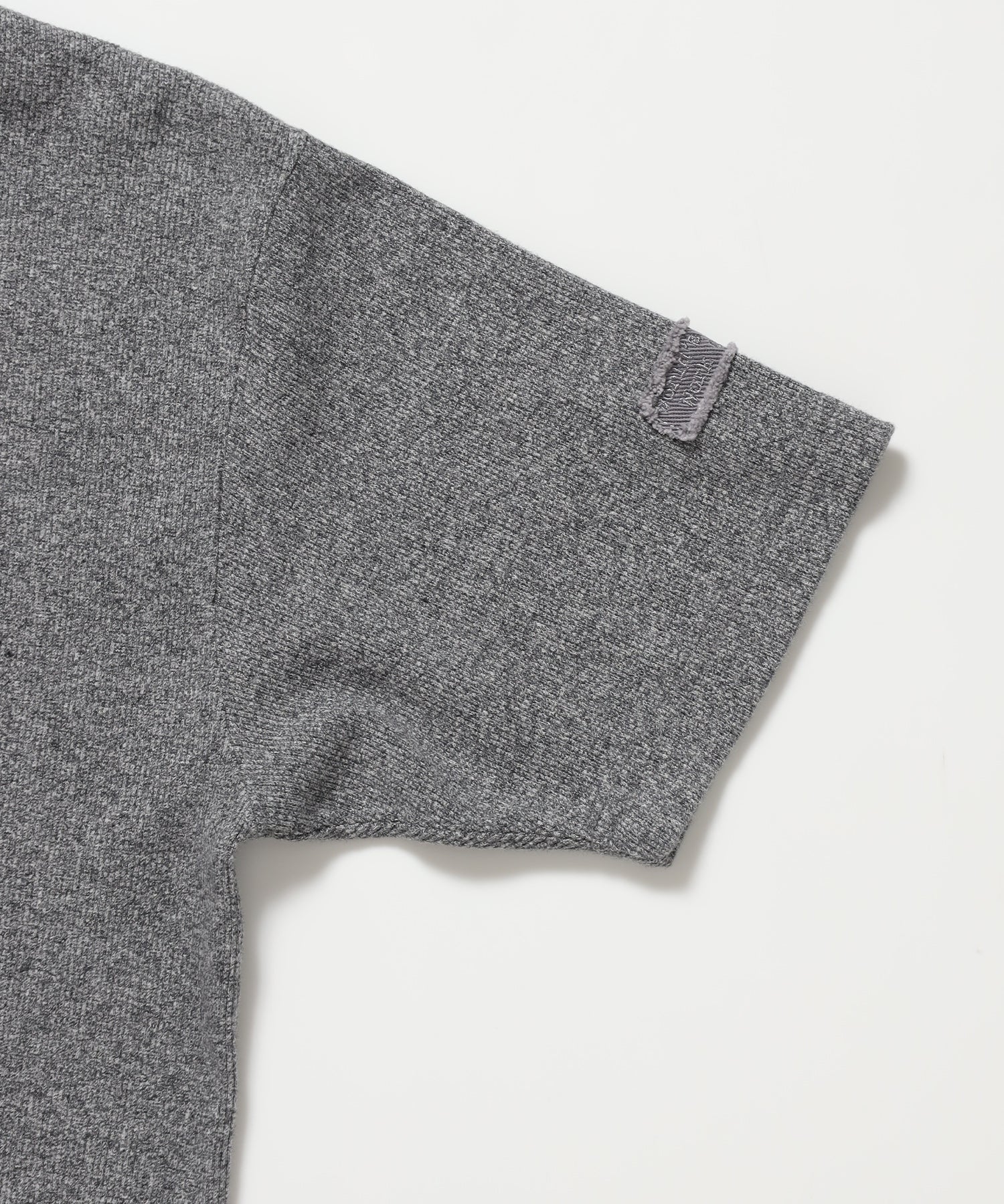 LETTERED RIB TEE / Tシャツ 半袖 クルーネック 刺繍 ワッペン ワンポイント ユニセックス ピス グレー