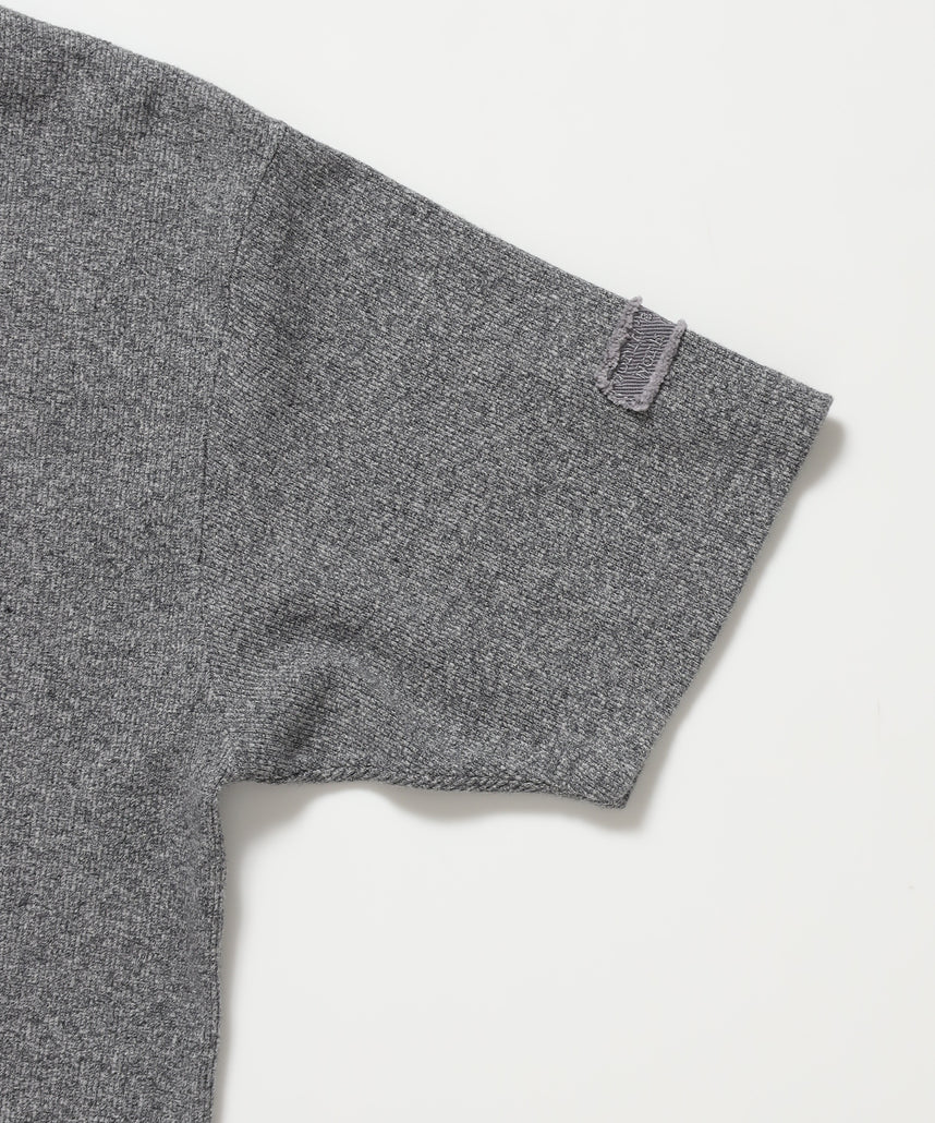 LETTERED RIB TEE / Tシャツ 半袖 クルーネック 刺繍 ワッペン ワンポイント ユニセックス ピス グレー