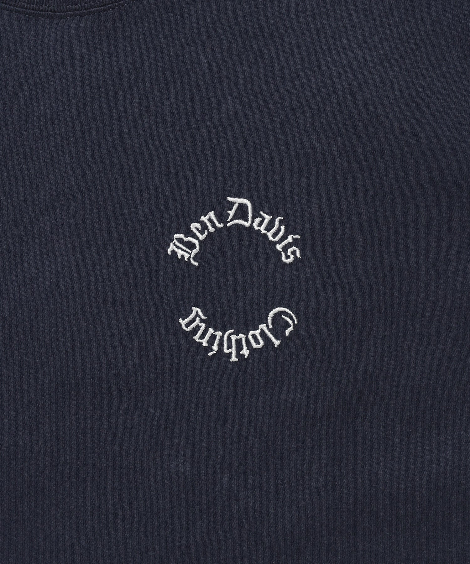 OLD ENGLISH EMB TEE / Tシャツ 半袖 クルーネック 刺繍 ワンポイント ユニセックス オーバーサイズ ネイビー
