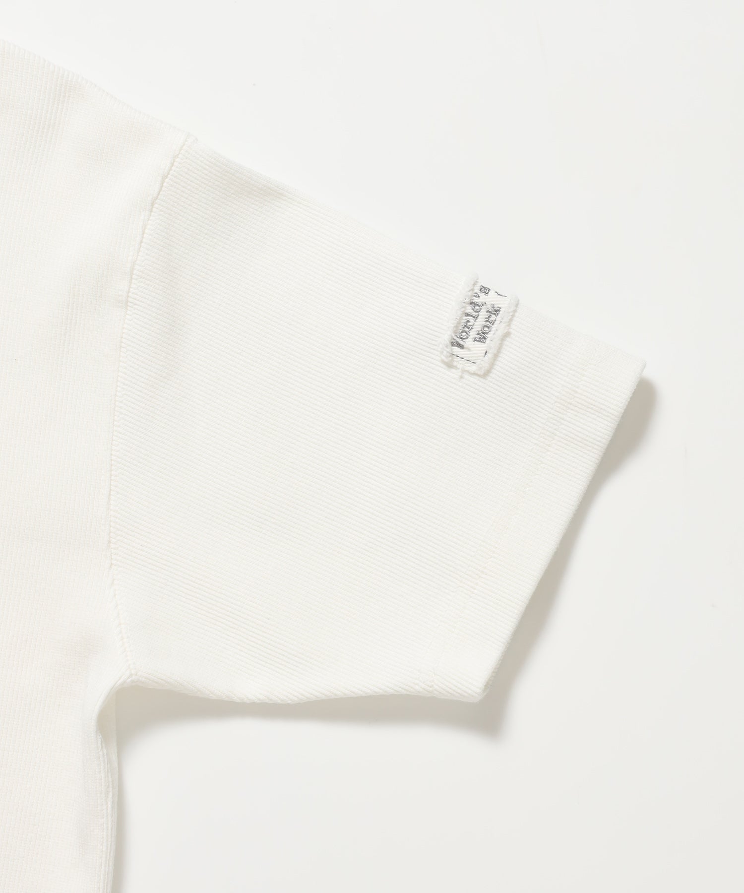 LETTERED RIB TEE / Tシャツ 半袖 クルーネック 刺繍 ワッペン ワンポイント ユニセックス ピス ホワイト