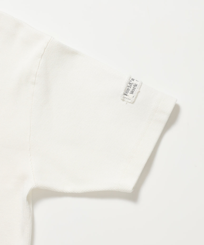 LETTERED RIB TEE / Tシャツ 半袖 クルーネック 刺繍 ワッペン ワンポイント ユニセックス ピス ホワイト