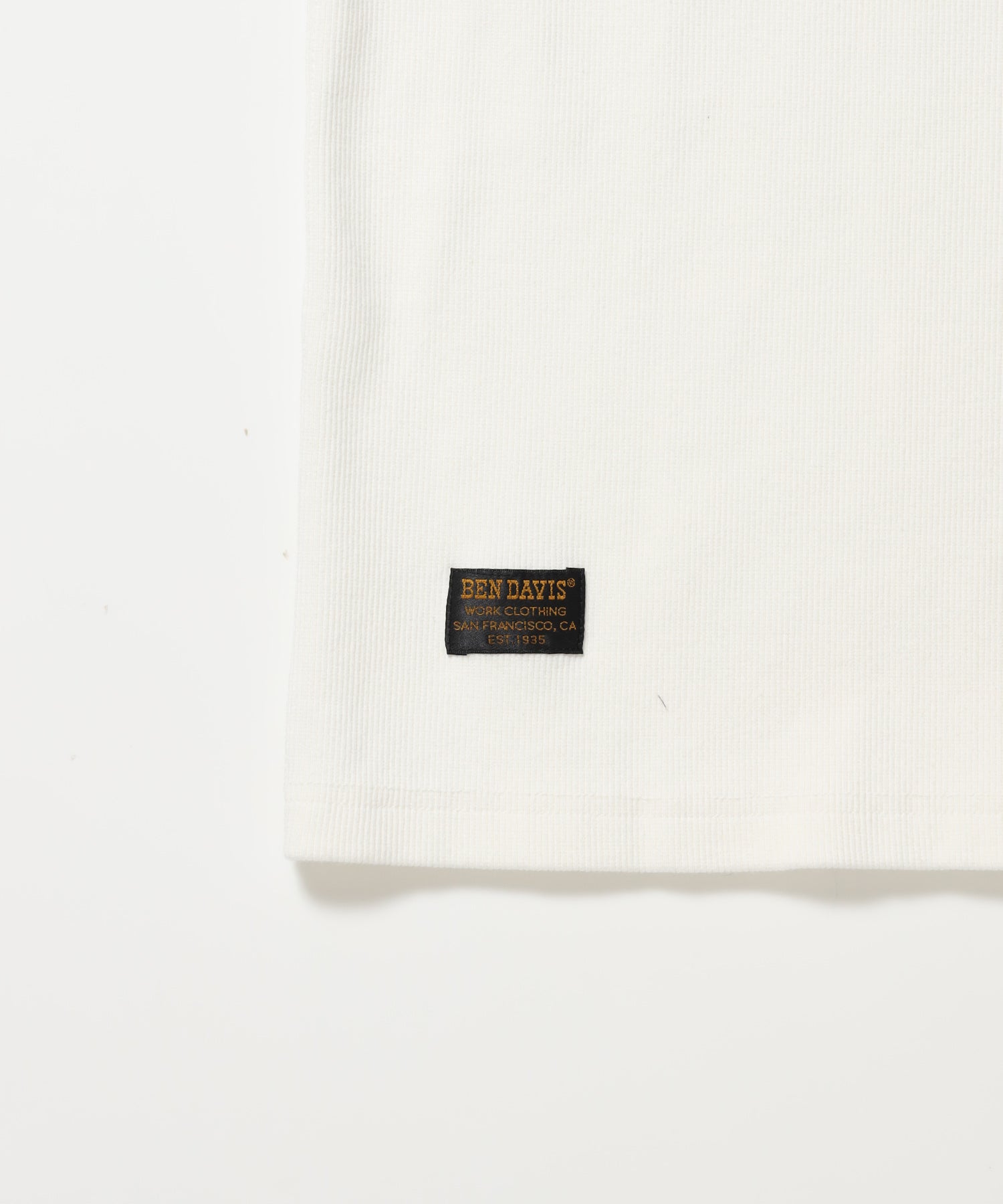 LETTERED RIB TEE / Tシャツ 半袖 クルーネック 刺繍 ワッペン ワンポイント ユニセックス ピス ホワイト