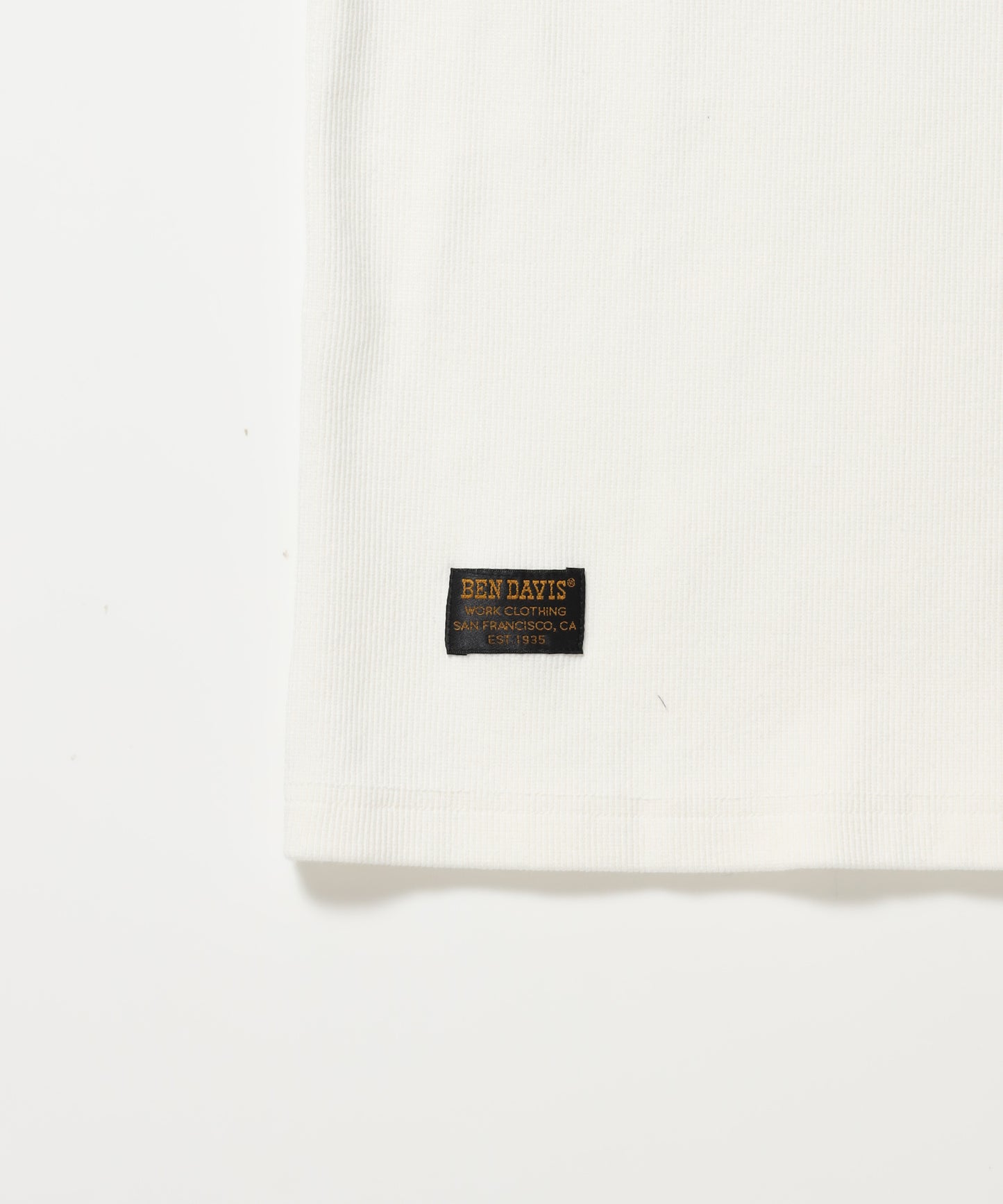 LETTERED RIB TEE / Tシャツ 半袖 クルーネック 刺繍 ワッペン ワンポイント ユニセックス ピス ホワイト