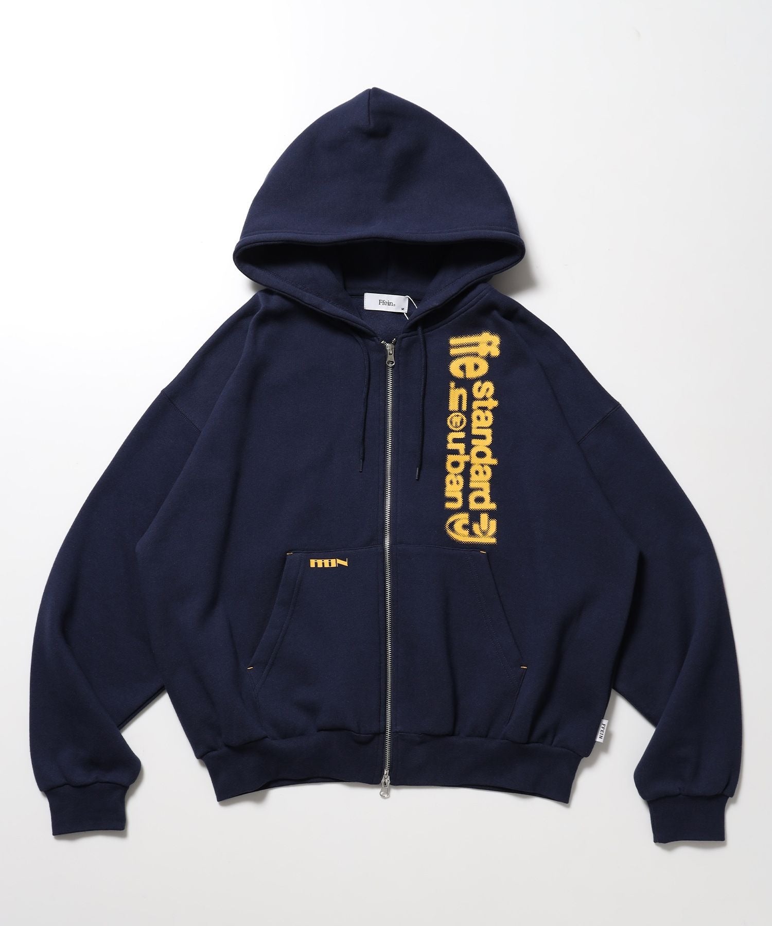 【FFEIN(フェイン)】バーティカルグラフィック ワイドジップパーカー / 縦ロゴ 裏起毛 2重フード ポケット トレンド ストリート ユニセックス ネイビー