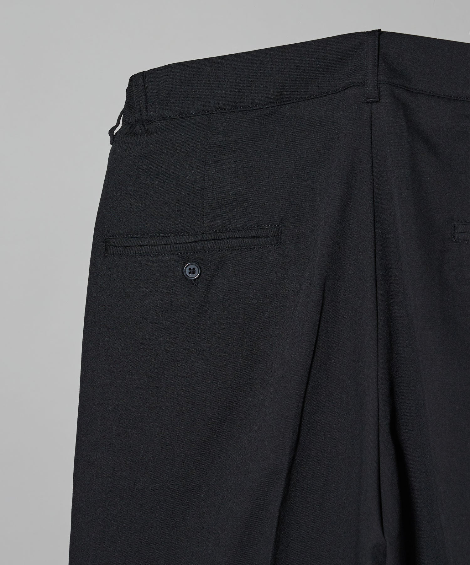 【FFEIN(フェイン)】TR SIDE GATHER ANKLE PANTS / TR サイドギャザー アンクルスラックス ブラック