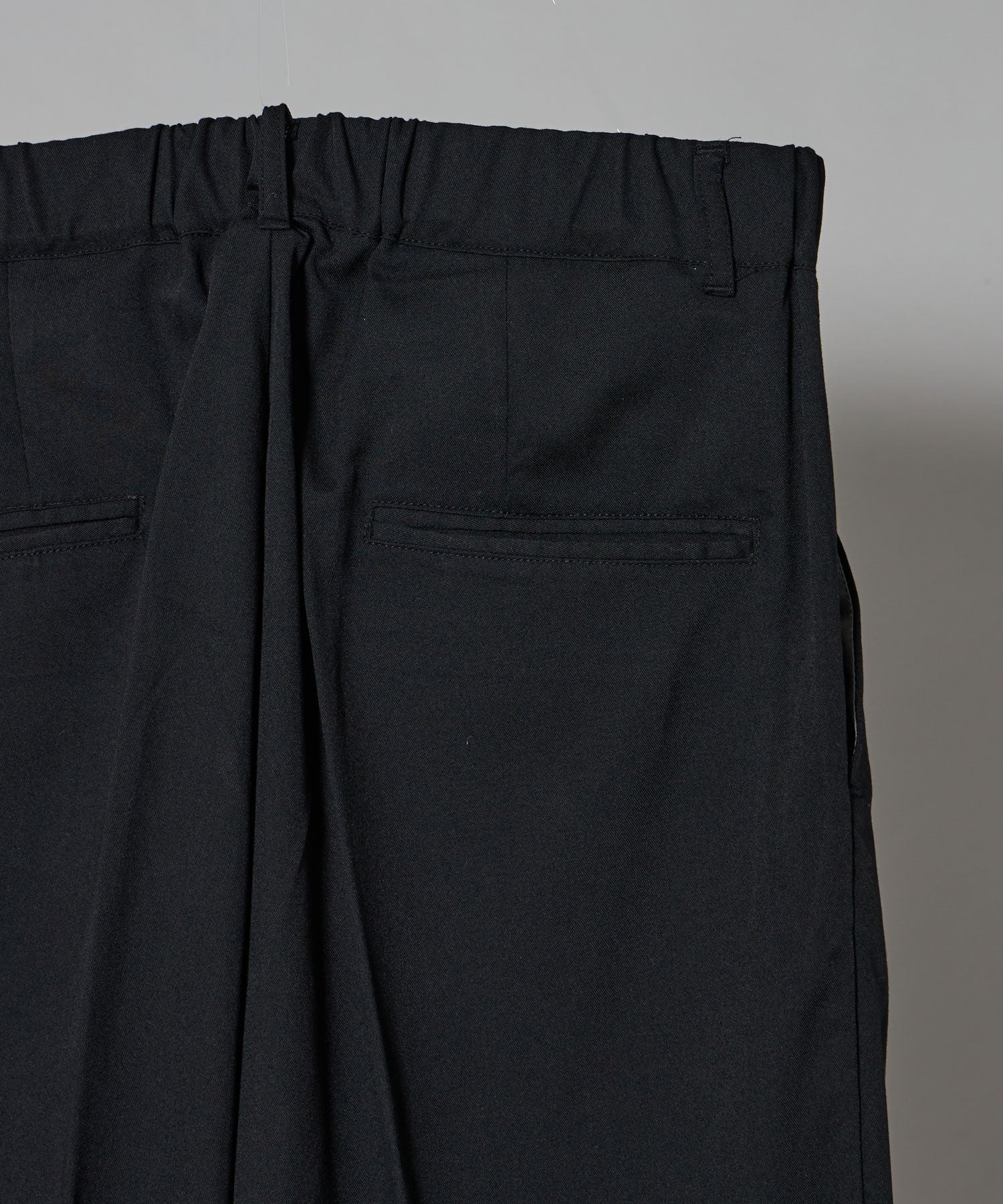 TR LOOSE DESIGN PANTS / TR 2タック ルーズデザイン スラックス ブラック