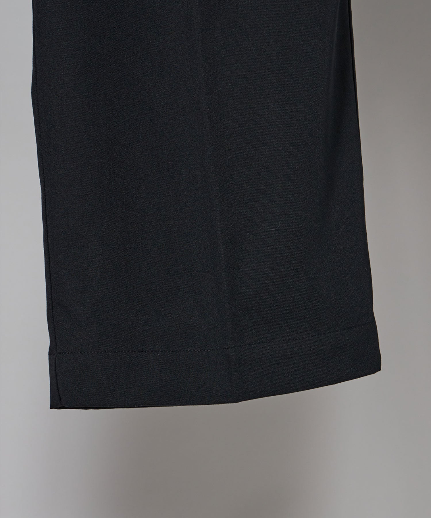 TR LOOSE DESIGN PANTS / TR 2タック ルーズデザイン スラックス ブラック