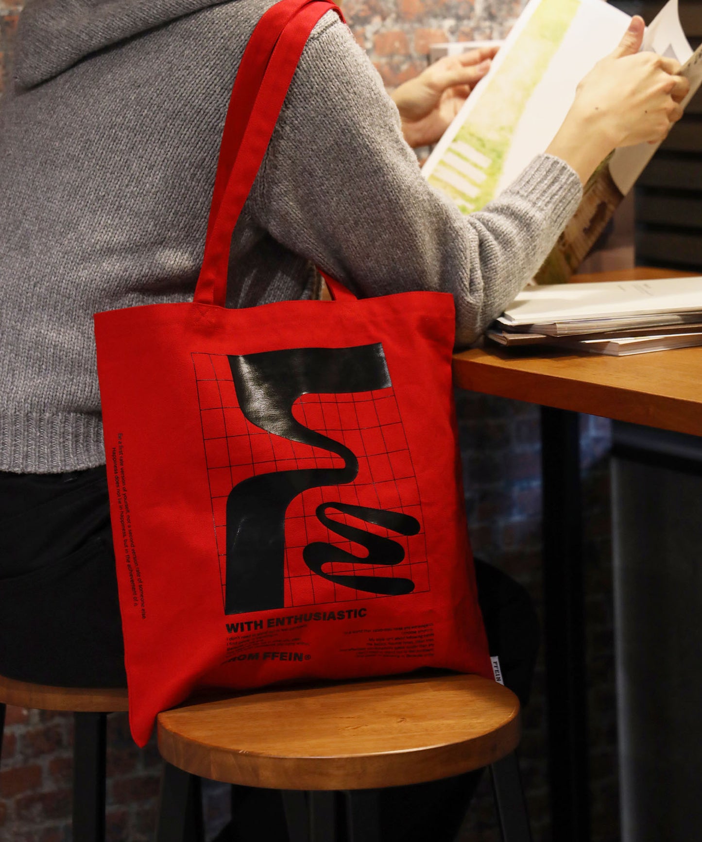 グラフィックプリントトートバッグ / ユニセックス バッグ 雑貨 トート レッド