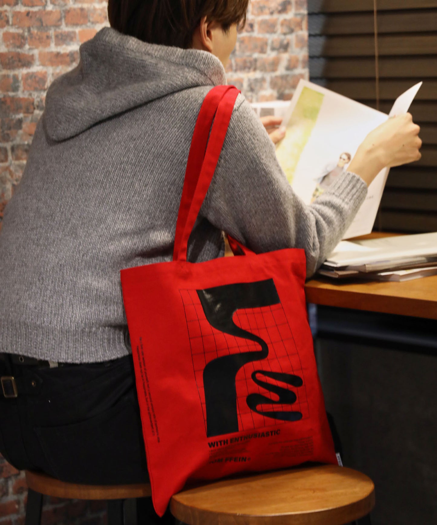 グラフィックプリントトートバッグ / ユニセックス バッグ 雑貨 トート レッド