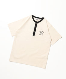 RINGER HENLEY TEE / Tシャツ 半袖 クルーネック ヘンリーネック ワンポイント クラシックフィット リンガー ワンポイント ホワイト