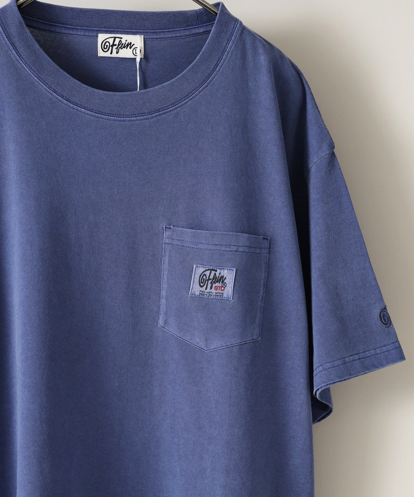 【FFEIN】ヴィンテージライクロゴ刺繍ポケットTシャツ / ブルー