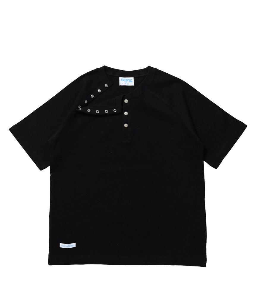 ※WEB限定 / 半袖 ヘンリーネック ラグラン ワンポイント ユニセックス レイヤード / sqnz thermal metal button tee ブラック
