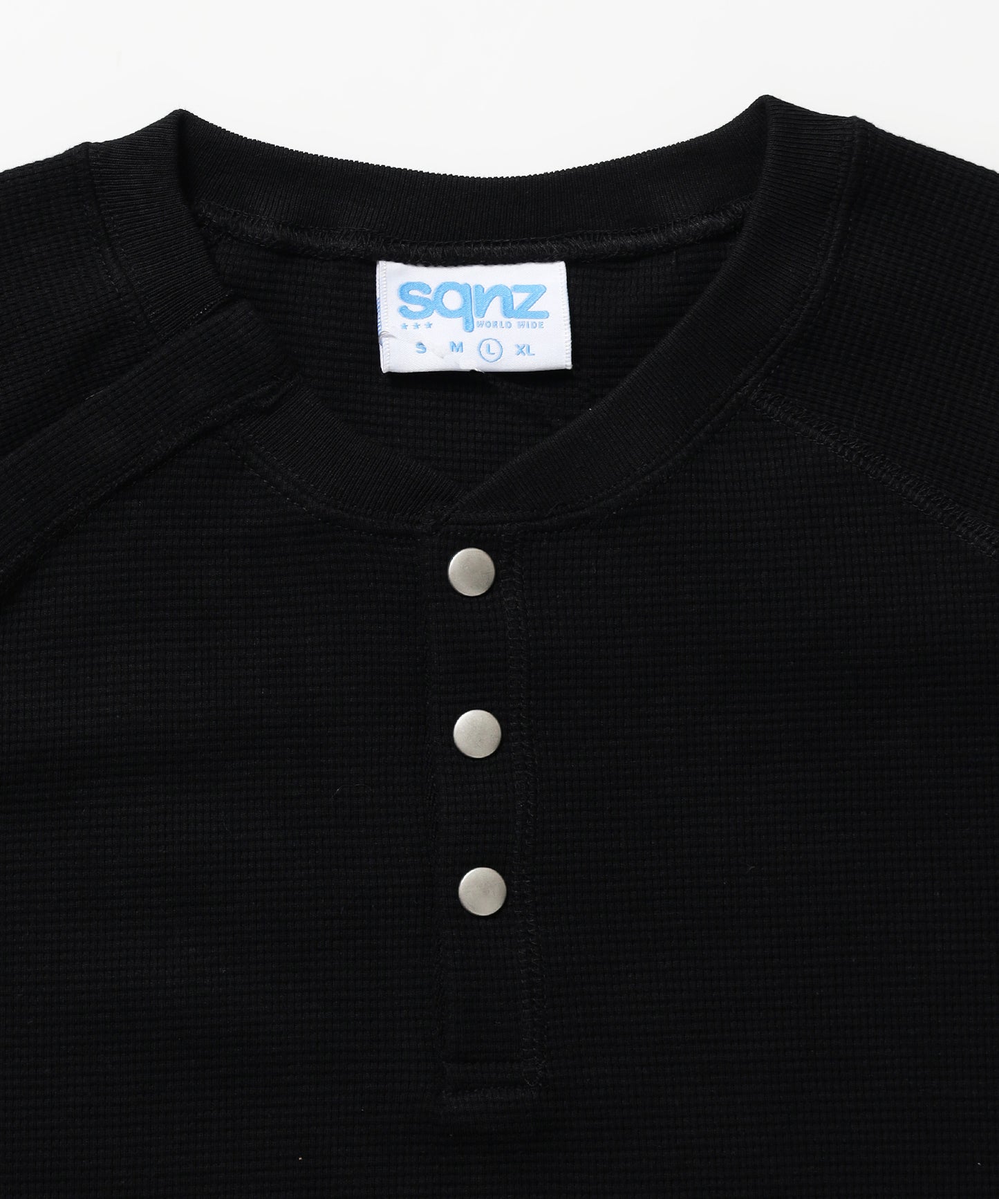 ※WEB限定 / 半袖 ヘンリーネック ラグラン ワンポイント ユニセックス レイヤード / sqnz thermal metal button tee ブラック